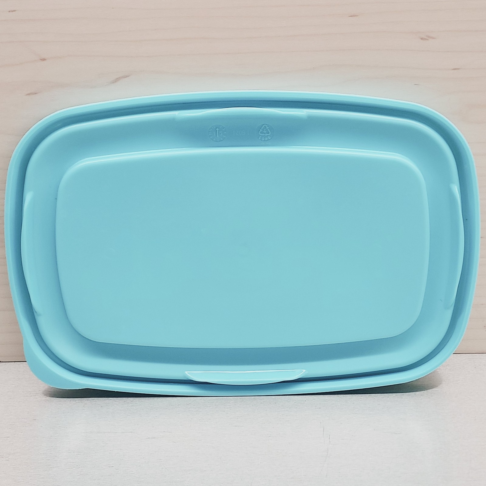 Rubbermaid Easy Find Lid 1Z08 Light Blue Rectangular Replacement Container Lid