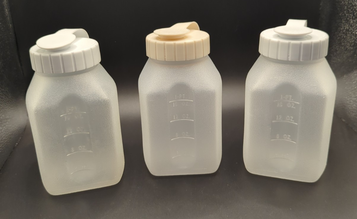 Lot of 3 -Rubbermaid One Pint 0229 Drink Bottles Servin Saver Flip Top Lids 2464