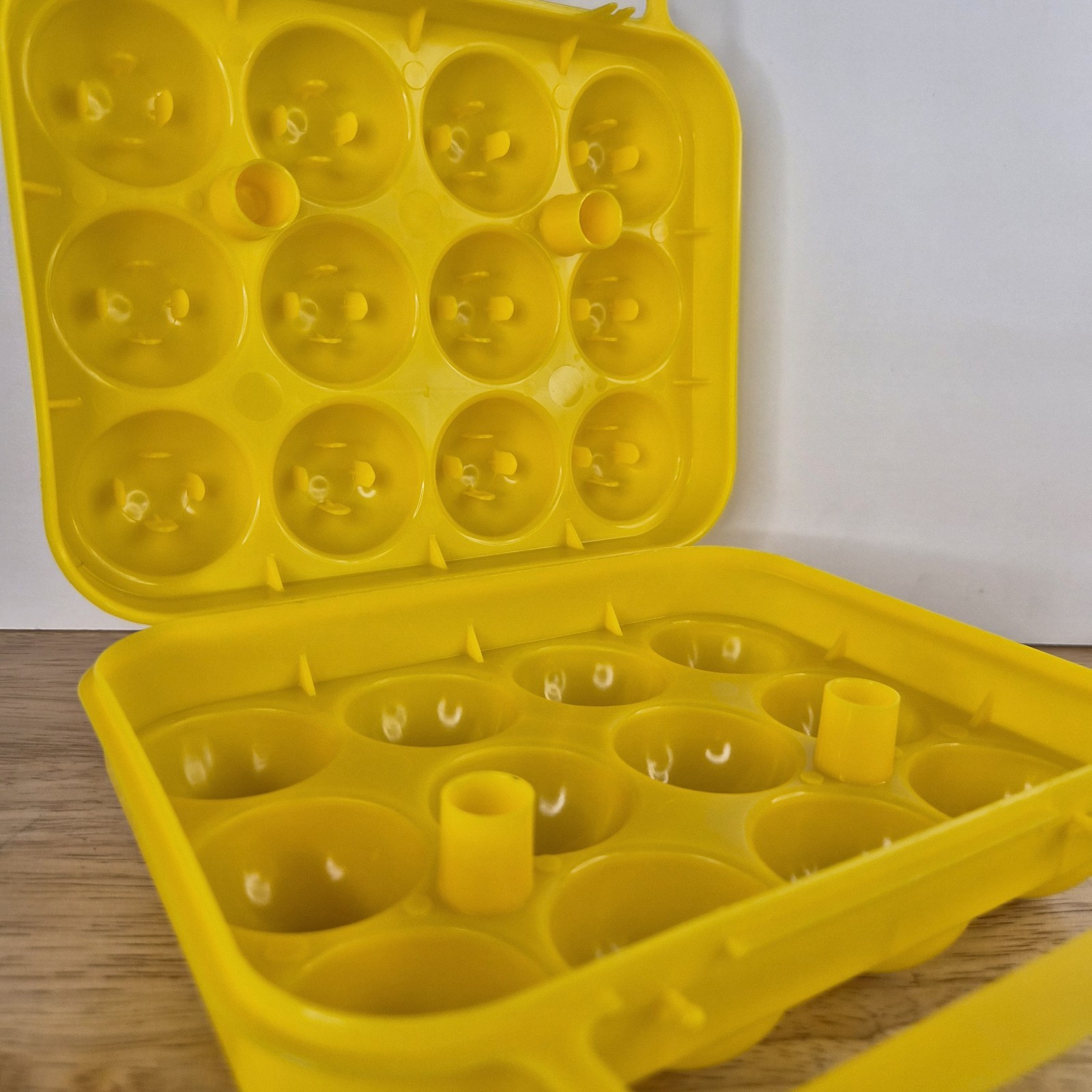 Eggs Plastic Holder Carrying Case for 12 Eggs yellow