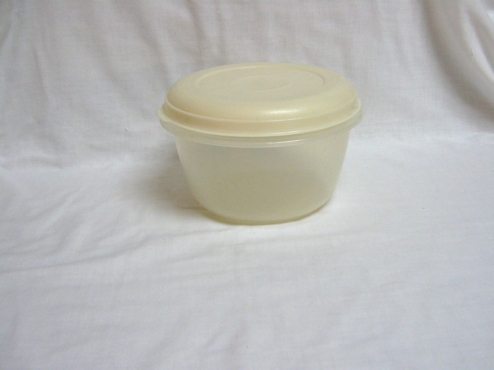 RUBBERMAID 72 OZ ROUND #10 FOOD STORAGE CONTAINER BOWL #0168