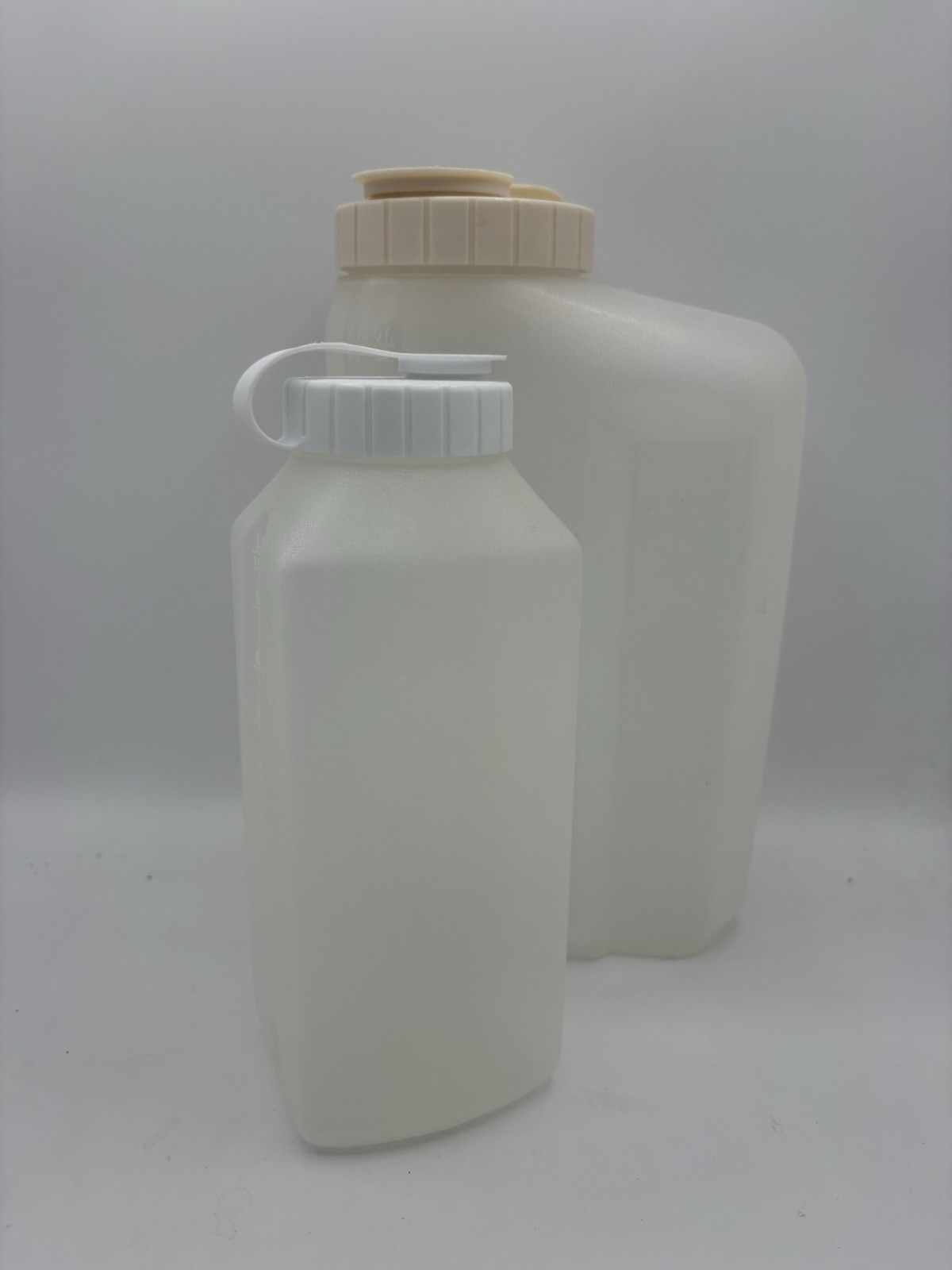 Vtg Rubbermaid Servin Saver 1 Quart & 2.75 Quart Bottles Wht./Alm. Flip Top Lids