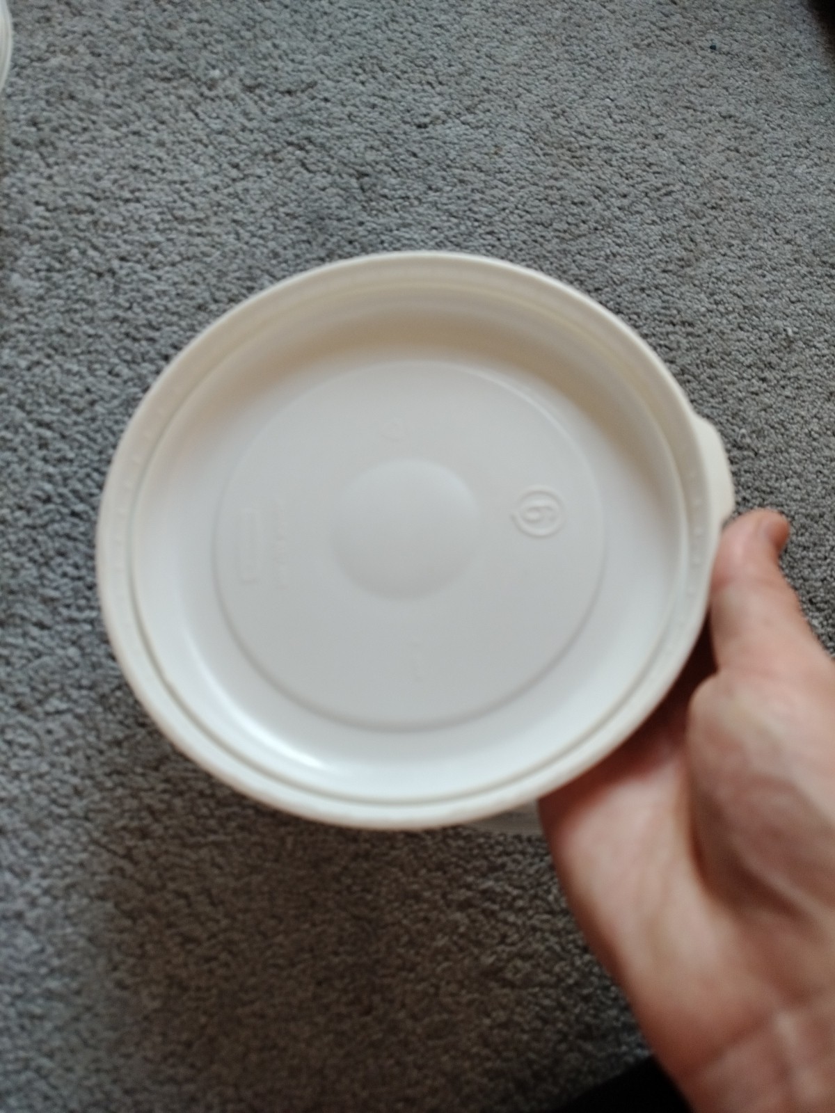 (2) Rubbermaid #3 Servin’ 1.4 QT Round #3 & #9 Lids 6.75″x6.75″x2.75″ Scratches