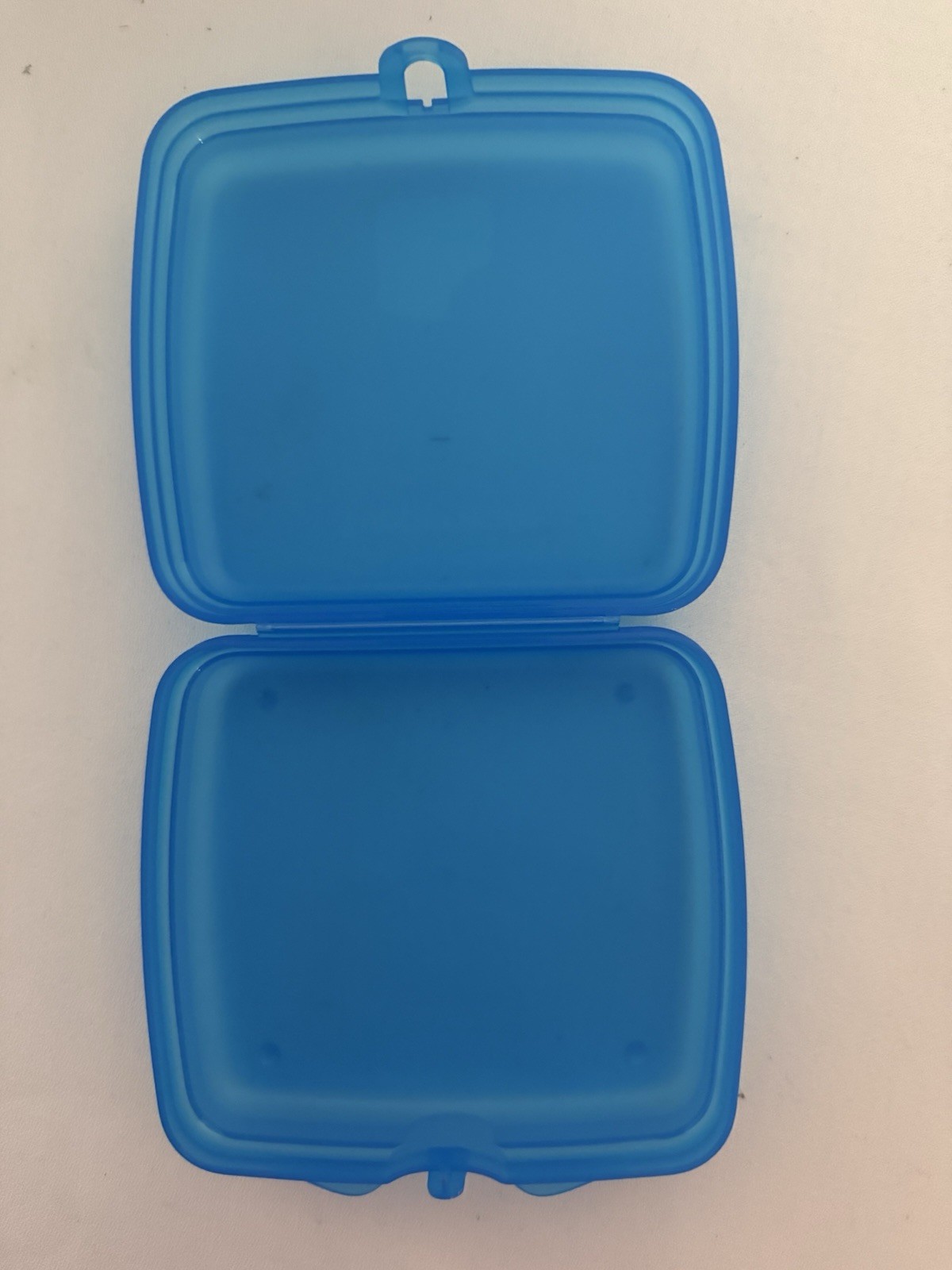 Tupperware Sandwich Keeper New