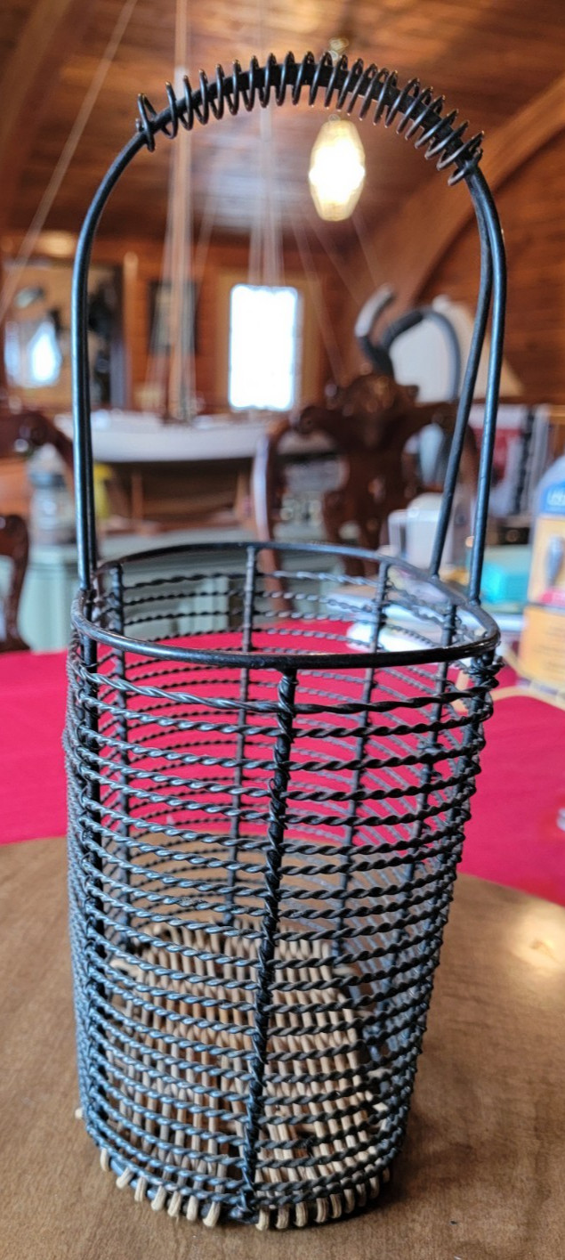 Rustic Oval Wire Basket with Wicker/Wood Base – Home Decor GB39