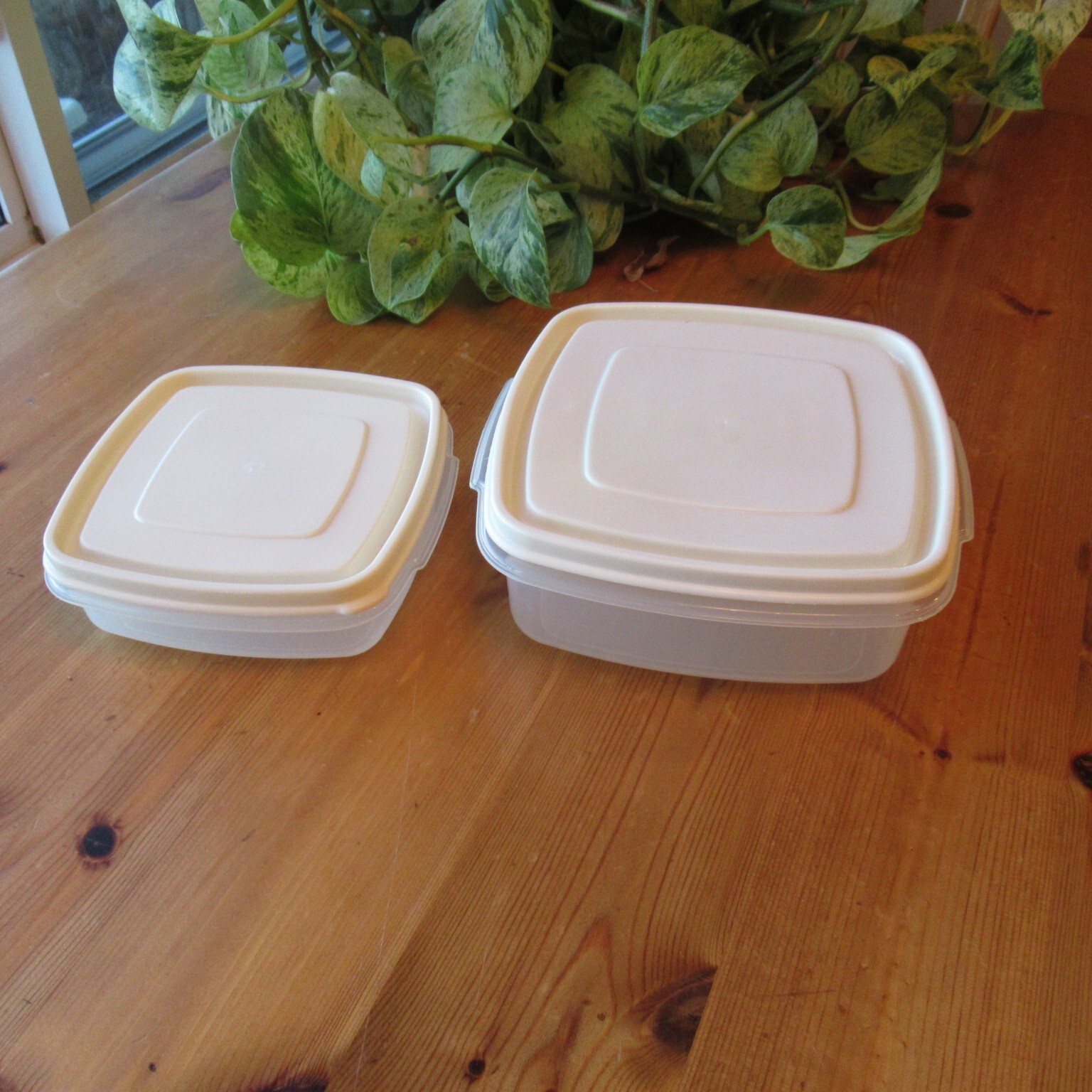 2 Rubbermaid Servin’ Saver #2 #1 Storage Containers Square Almond 5 Cups 2 Cups