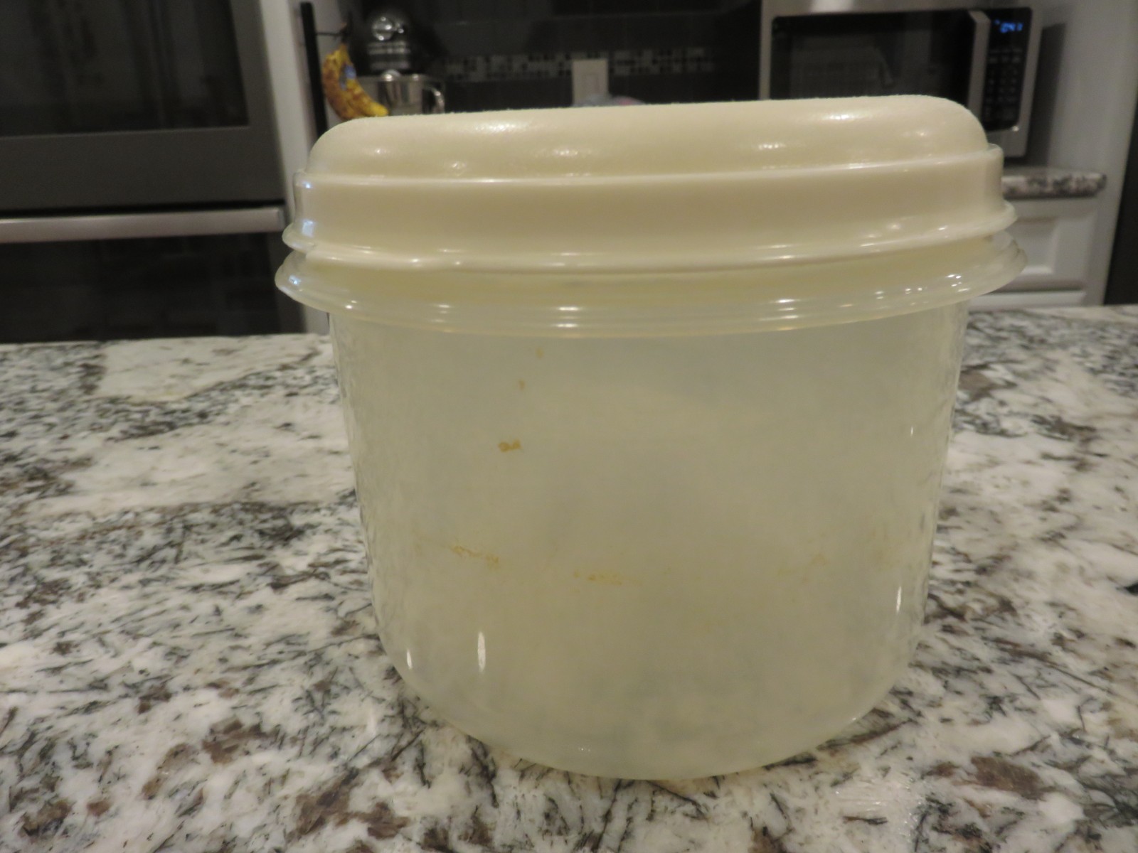 VTG Rubbermaid Servin Saver Round #8 Container Clear w Almond Lid 6 Cup 1.4 L