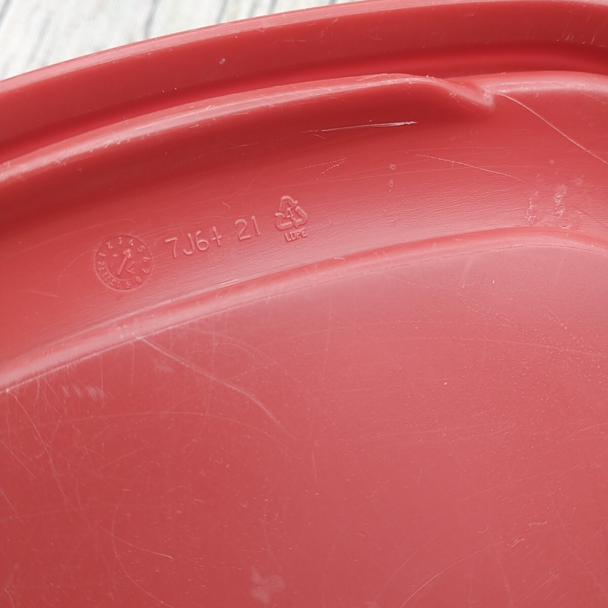 Rubbermaid Easy Find Lid 7J64 Red Square 4 Replacement Food Container Lids 6.5″