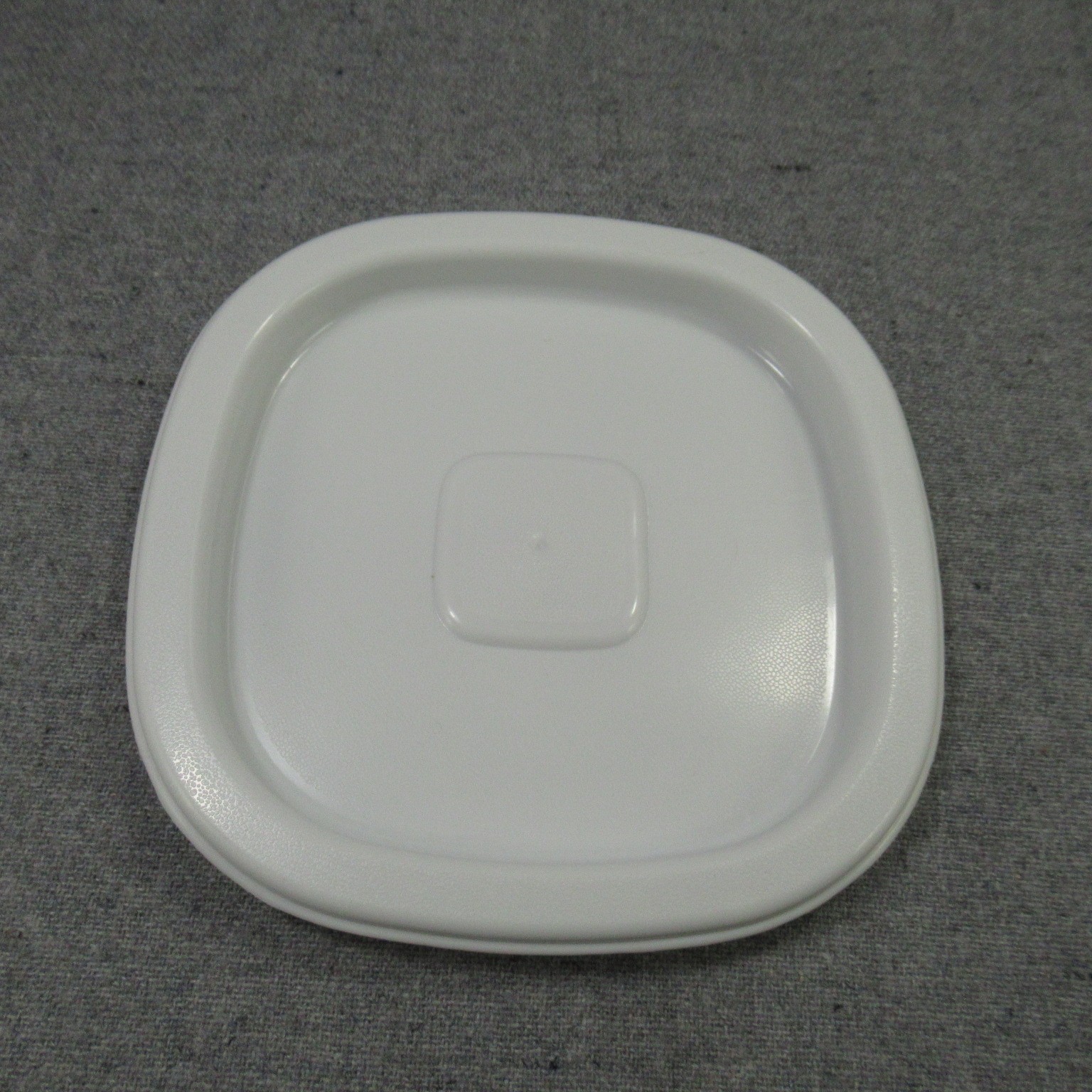 Rubbermaid Servin’ Saver Food Canister Container # 5 6 Cups White Lid