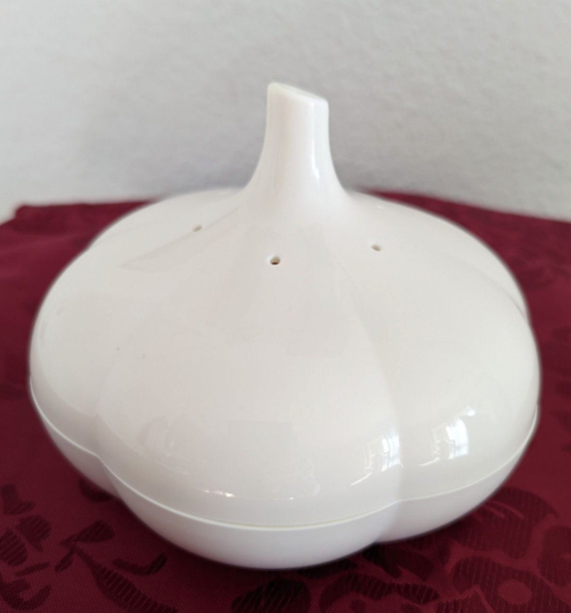 Tupperware Garlic Storage Forget Me Not Vegetable Container Off White New