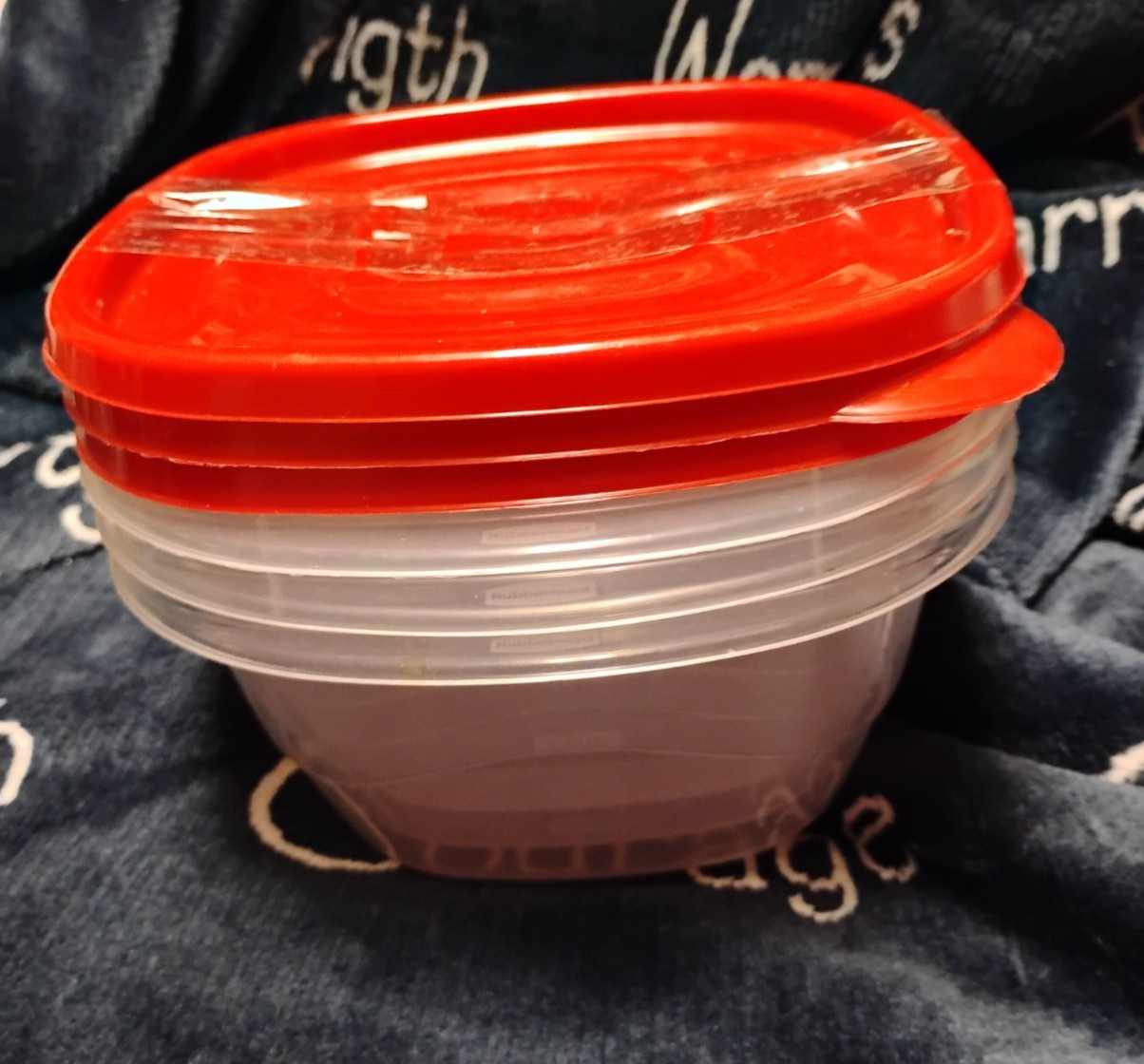 Rubbermaid Food Storage Container 5.2 Cup w/red Lid (3 units)