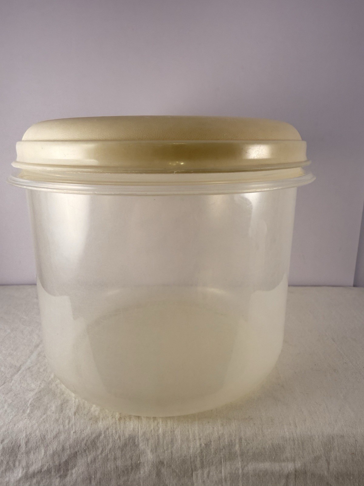 Rubbermaid Servin Saver #9 10 Cup Round Clear Container Almond With Lid