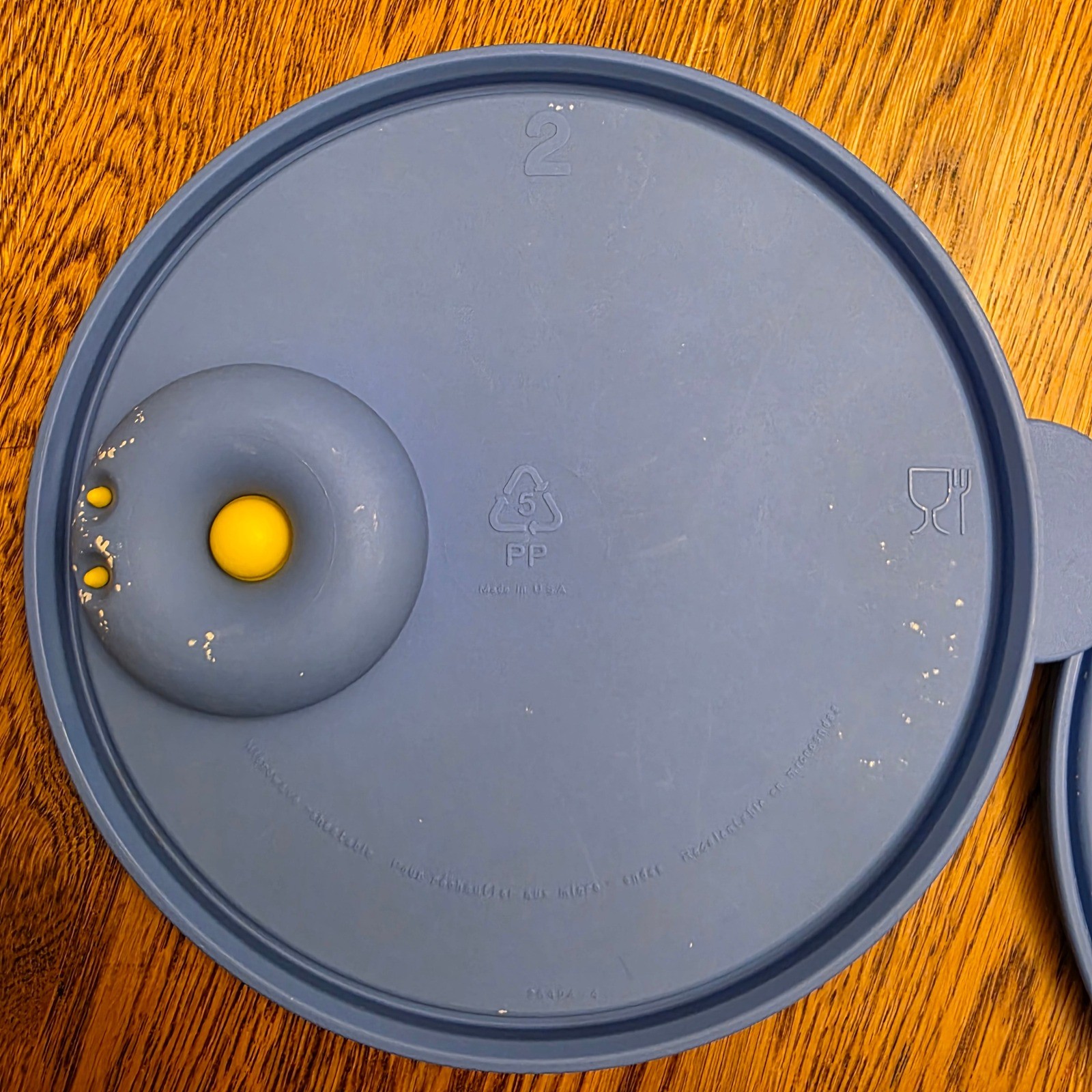 Tupperware Rock N Serve Blue Yellow Microwave Vented Lids Round 7 Inch 5240A