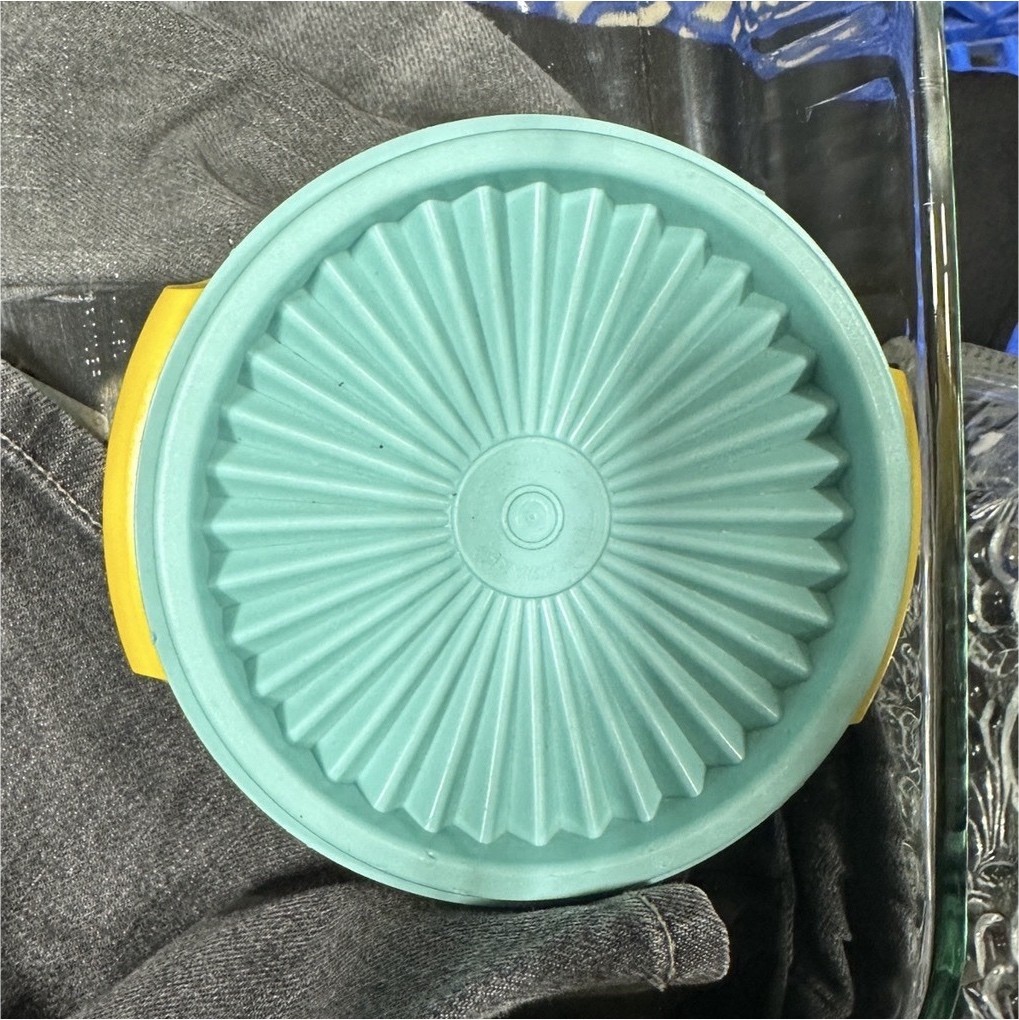 Tupperware vintage small Plastic Food Storage Container 1.1L Yellow/Blue