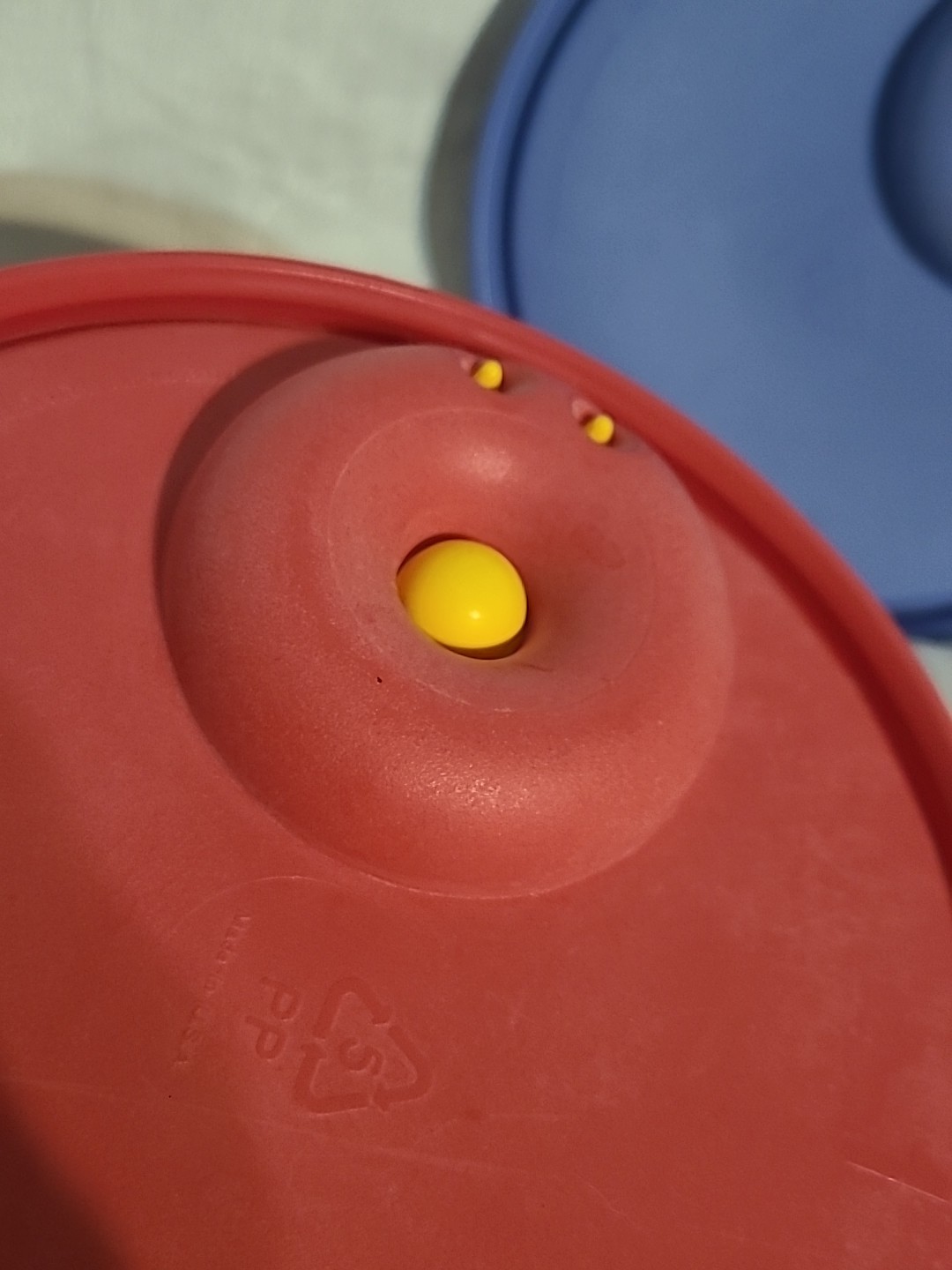 2 TUPPERWARE REPLACEMENT LID 2648A-1 Flip Top Microwave Blue Red w/ Vent 6 1/4″