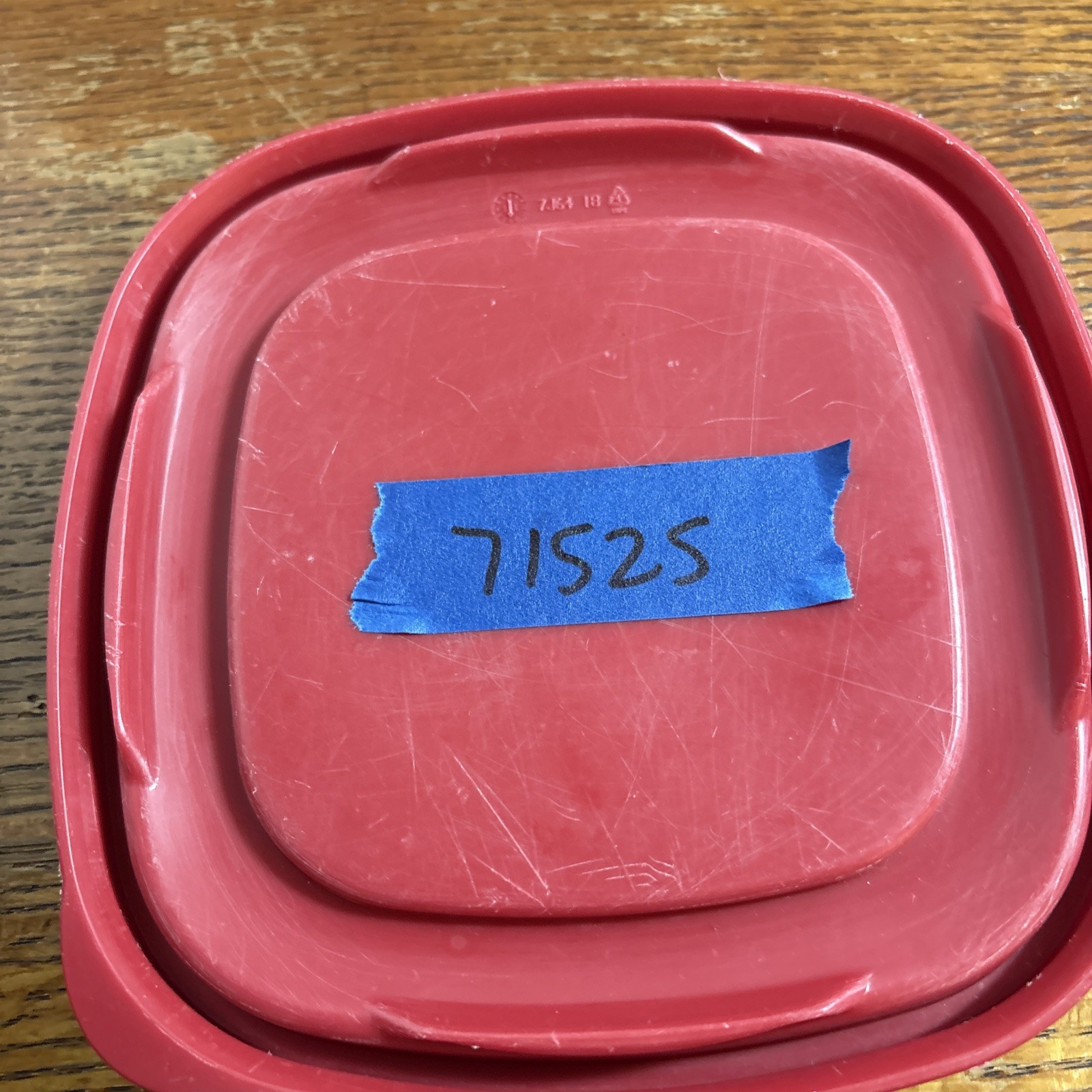 Rubbermaid 7J64 6.5’’ Maroon / Red Easy Find Replacement Lids X2