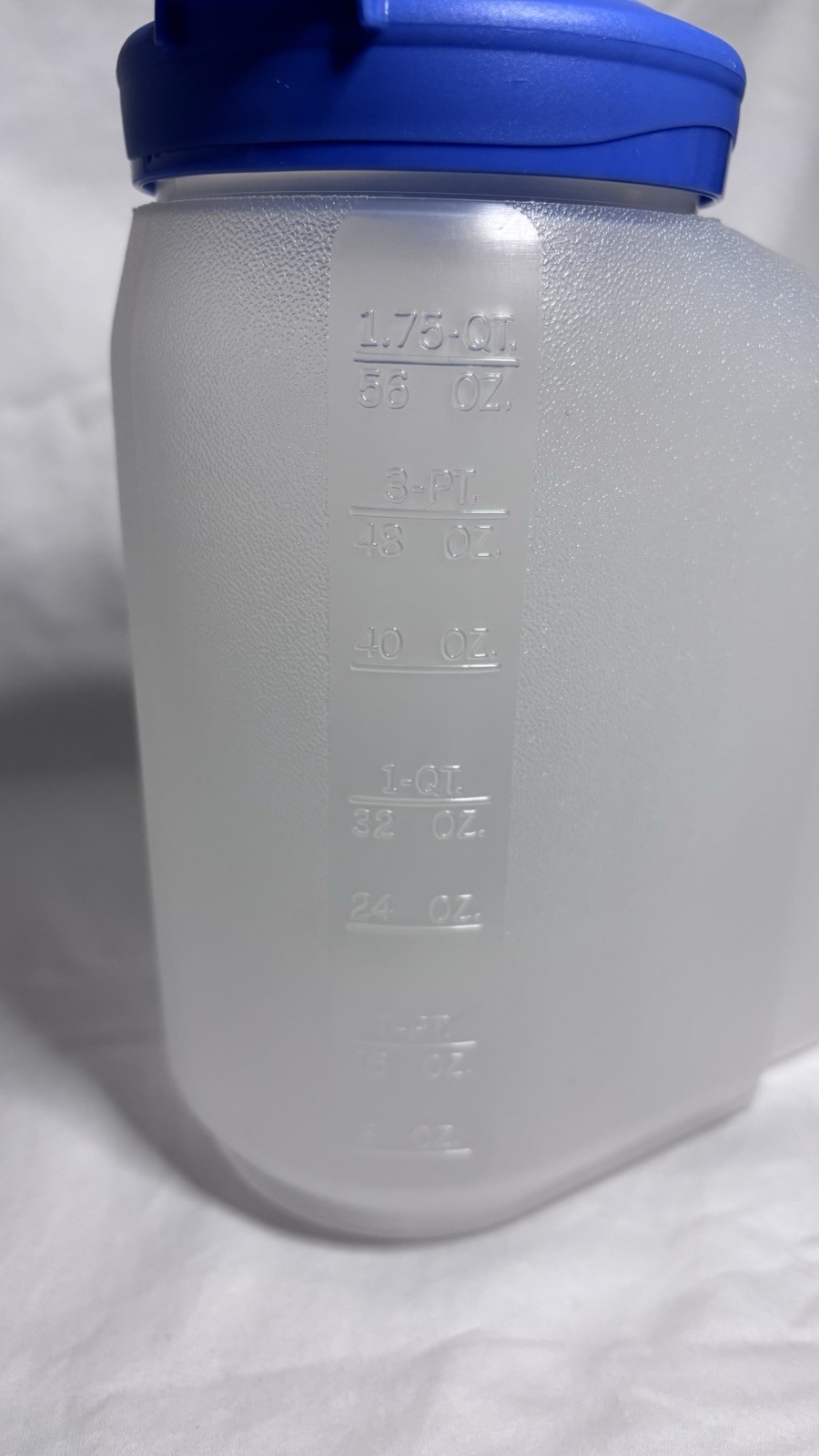 Vtg. Rubbermaid Servin Saver 1.75 Quart Beverage Container Flip Lid