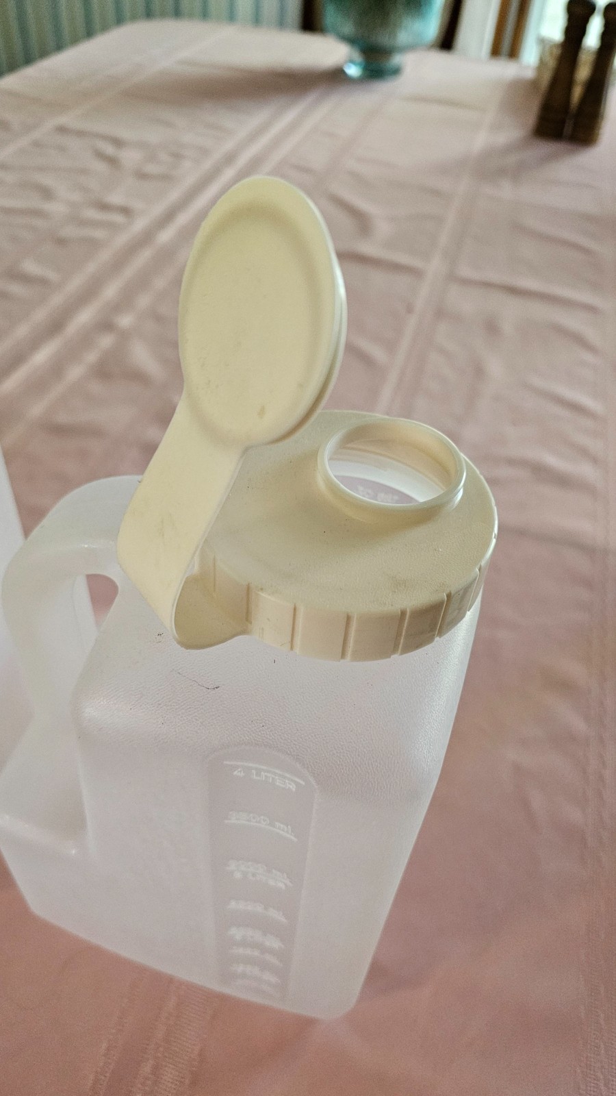 Rubbermaid Servin Saver 1 Gallon #0231 Flip Top Lid Price each 4 available