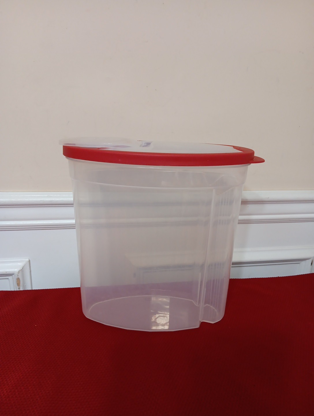 Rubbermaid Flex & Seal Cereal Keeper 1.5 gallon Clear W/Red Lid 10”x 5.5”x 11”