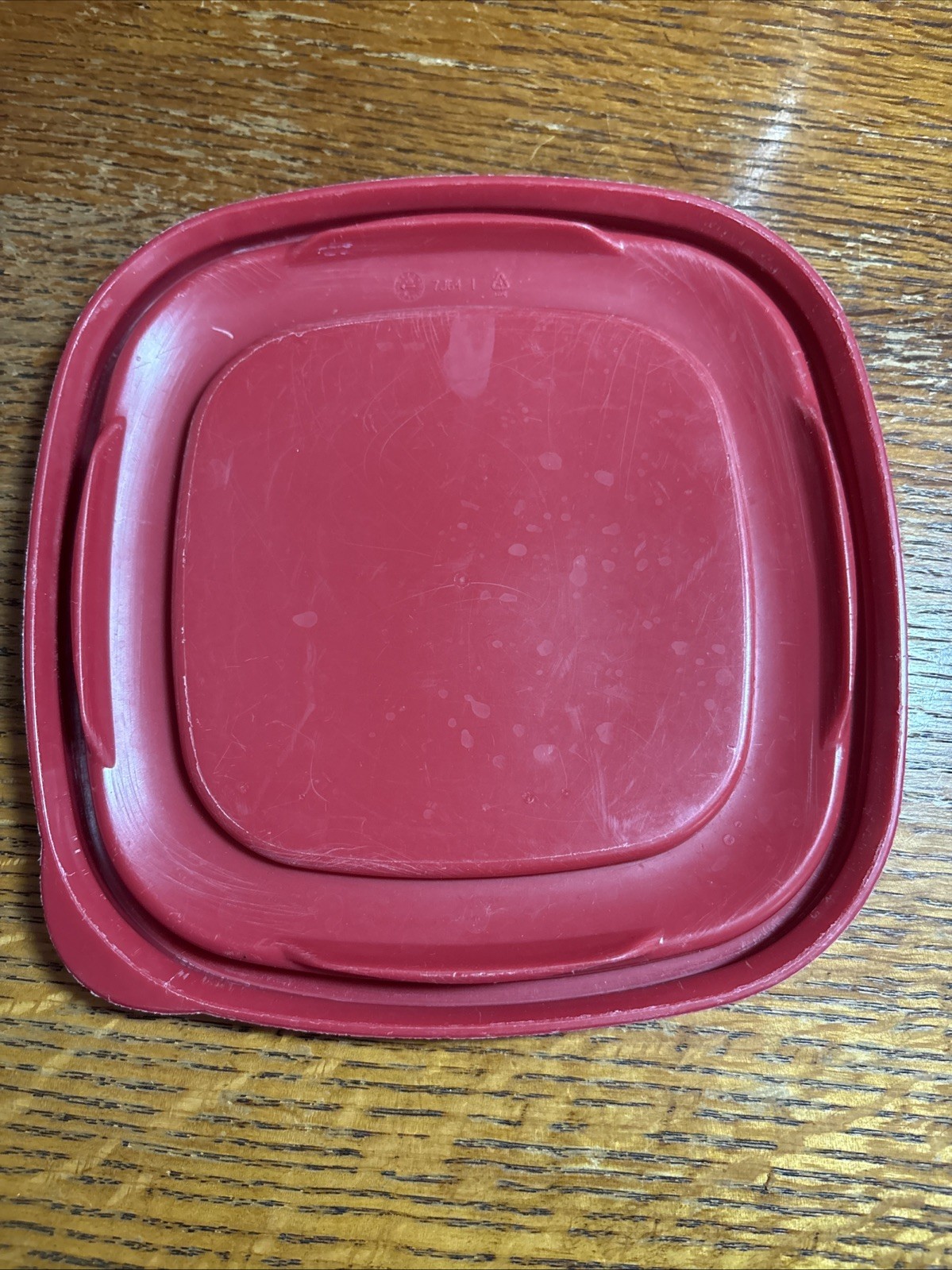 Rubbermaid 7J64 6.5’’ Maroon / Red Easy Find Replacement Lid