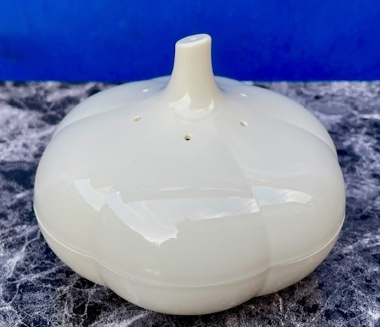 Tupperware Garlic Storage Forget Me Not Vegetable Container Off White New