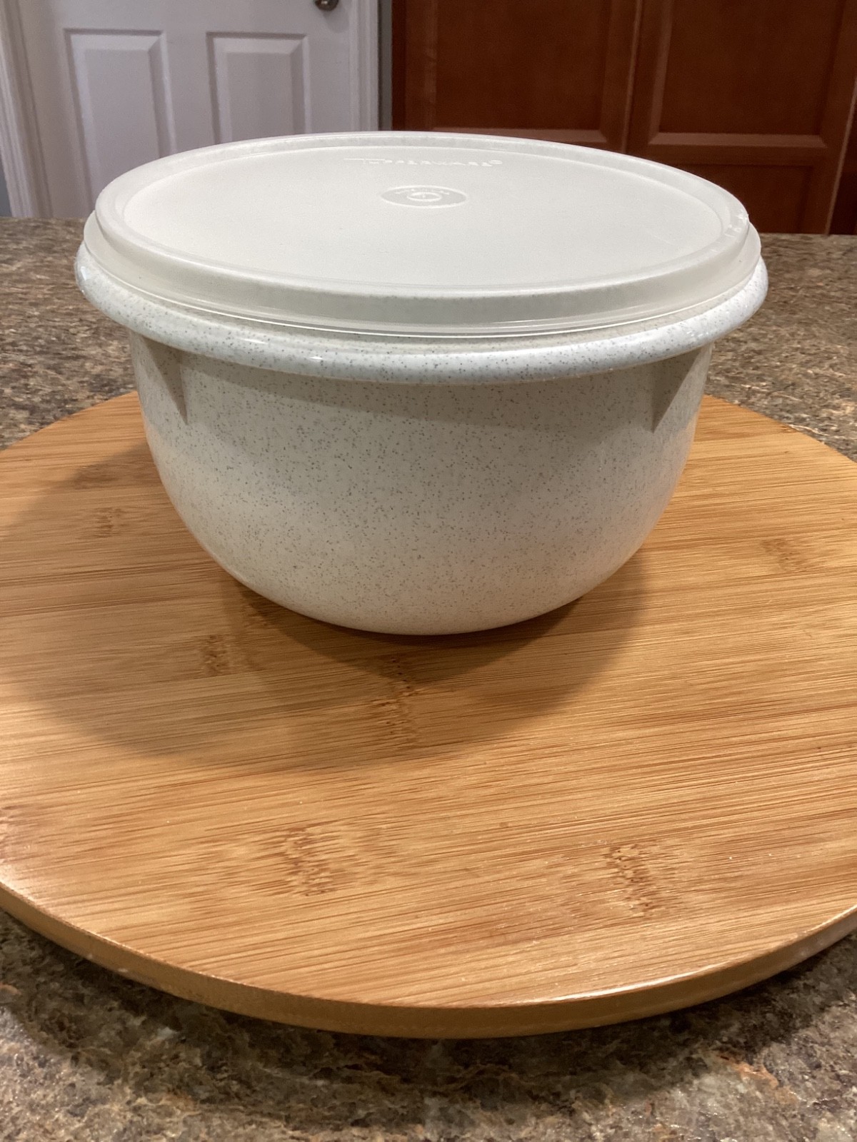 Vtg. Tupperware #271 Medium Mixing Bowl With #228 Sheer Lid 8 Cup speckled