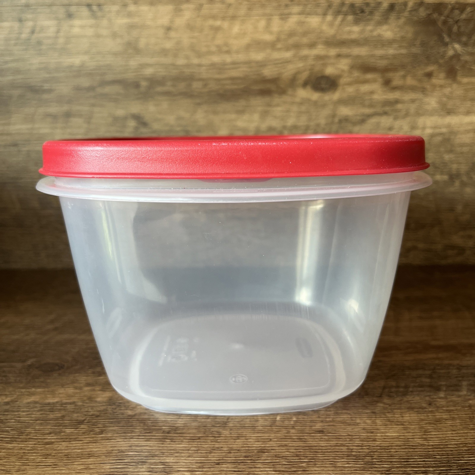 Rubbermaid 7 Cup 1.6 L Containers 7J63 Easy Find Red Snap Lid Vented VERY NICE!