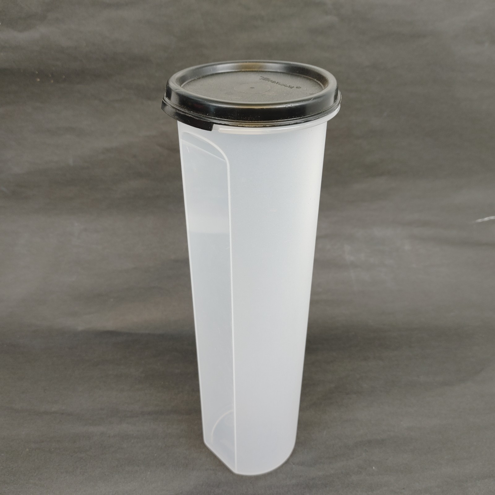Tupperware 1661F-2 Pasta Keeper Spaghetti Clear 1607-11 Black Lid