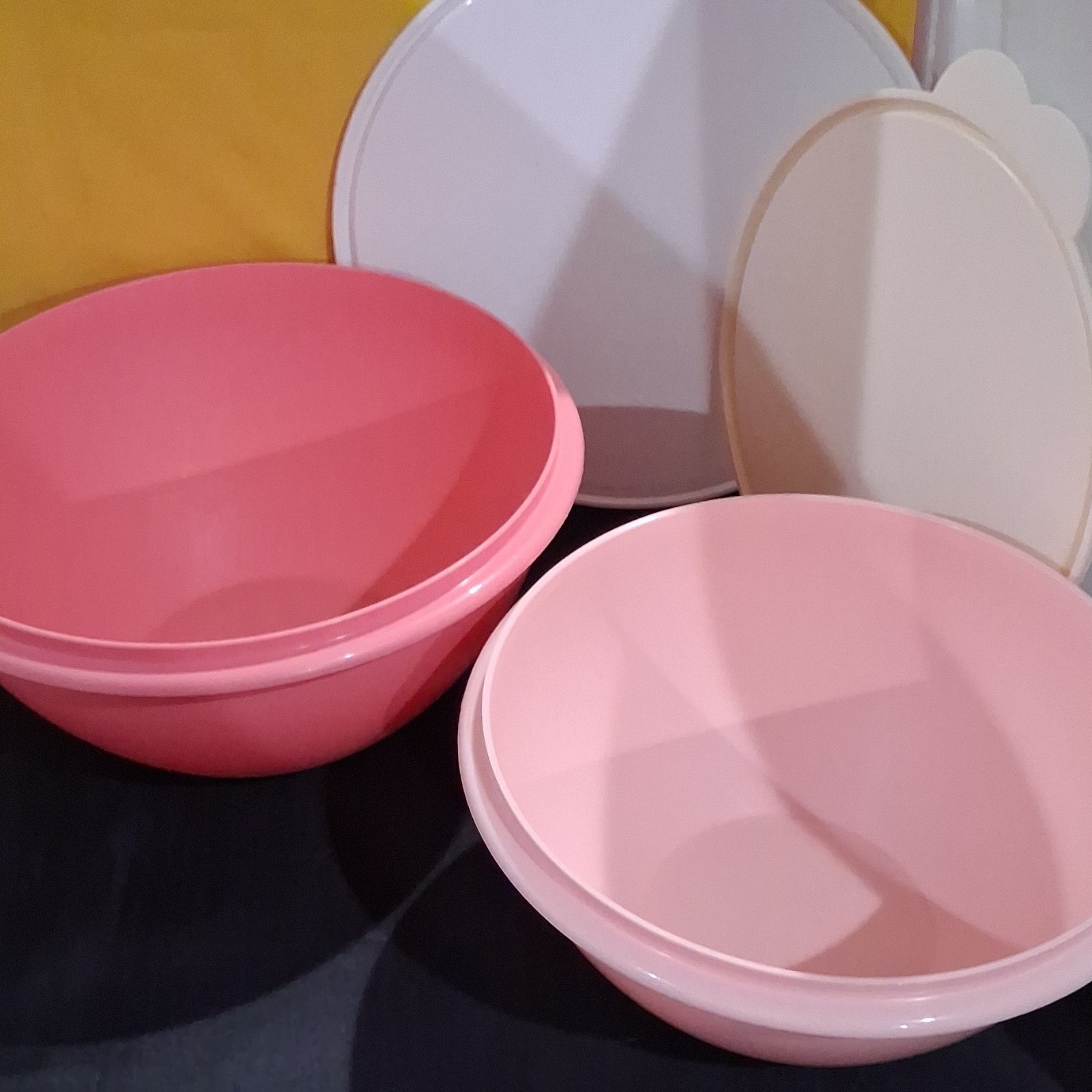 Round Pink/White Plastic Food Storage Bowl Set w/ White Snap Lids 4pc