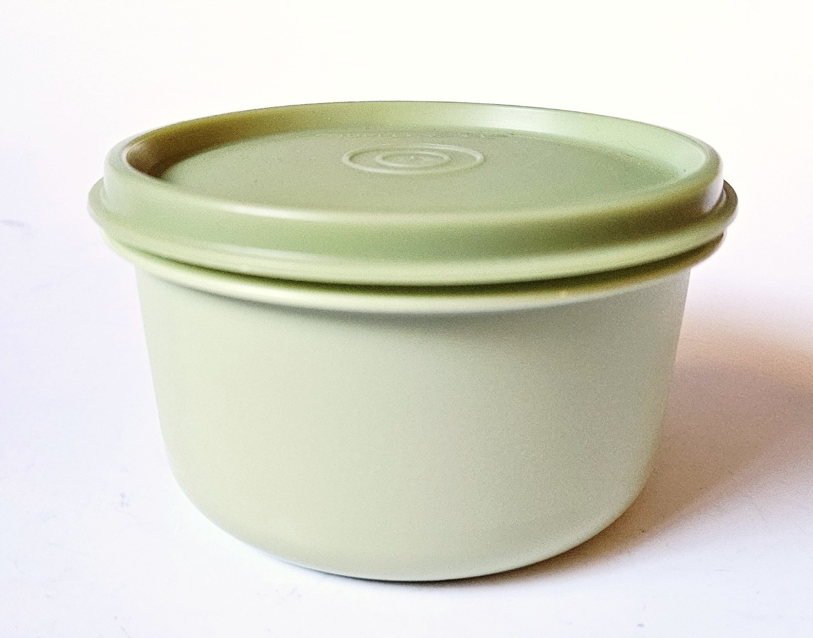 Tupperware Serving Center Divided Compartment Party Snack Tray Purple