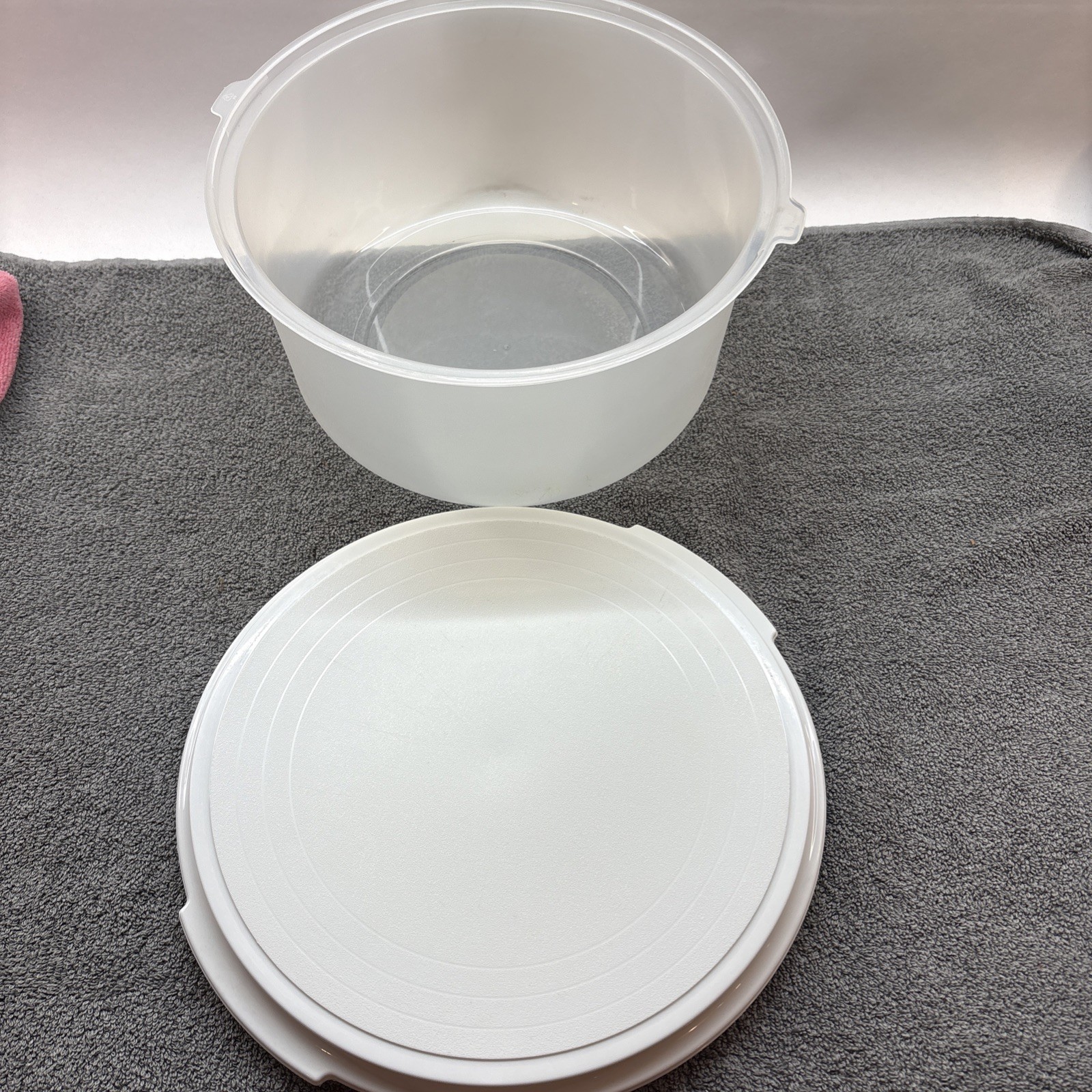 Vintage Rubbermaid Servin Saver Large Cake Carrier Almond Base 13″ X 7″