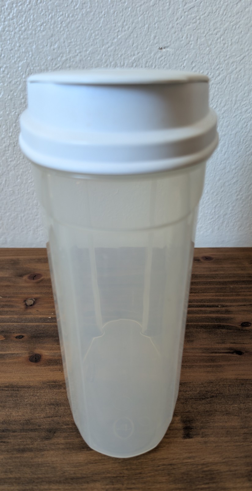Vintage Rubbermaid Serving Saver For Cereal Pour Cap Lid 3.5 Qt #4 Grip Back