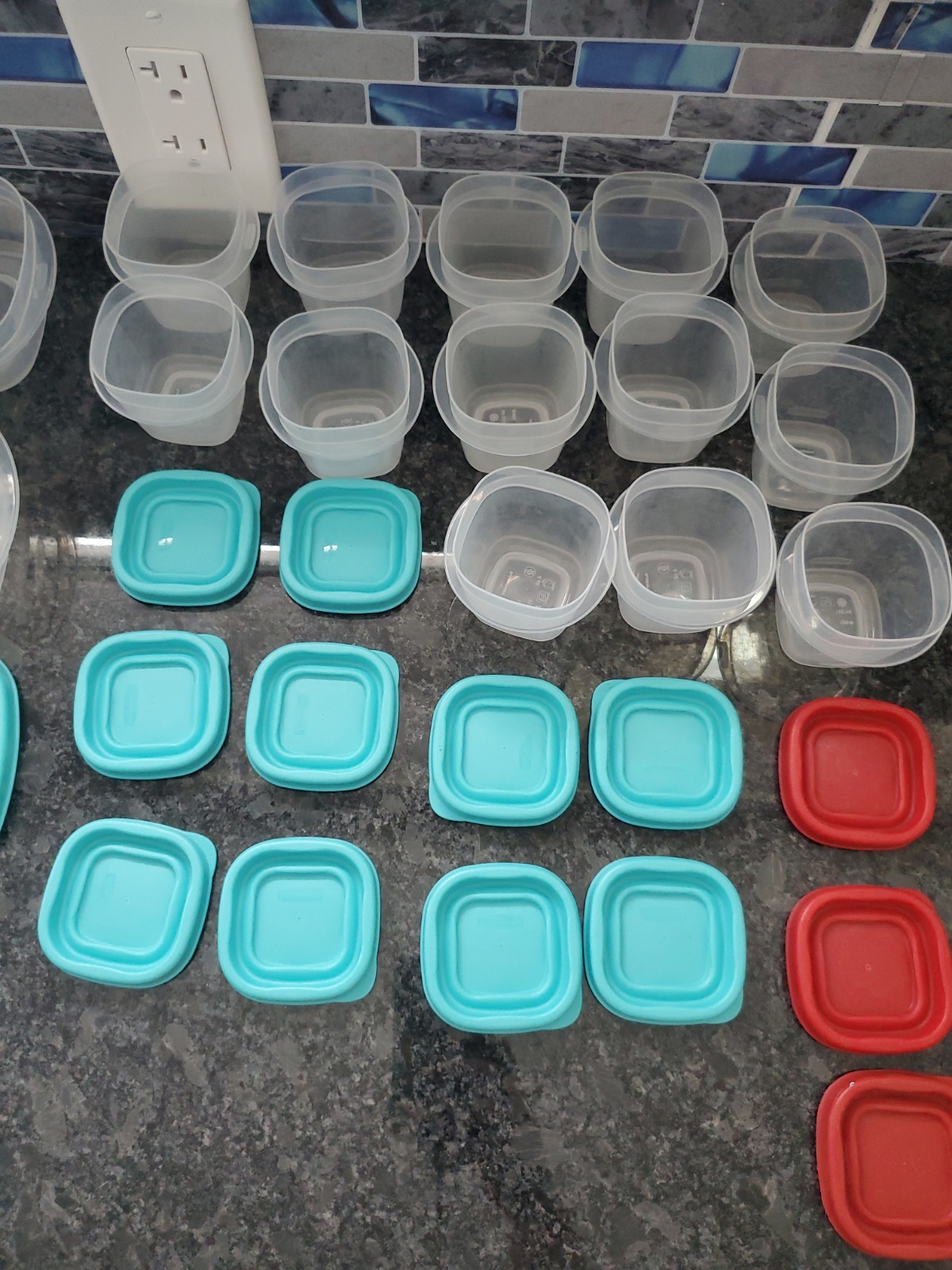 Rubbermaid Lot of 13- .05 Cups (10 bl Lid, 3 Red), 4 ( 1.25 Cups) 17 Cups, 17 Li