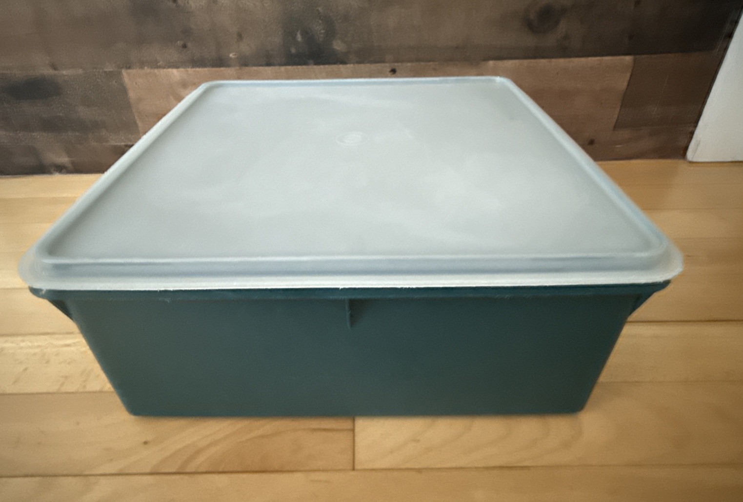 Vntg Tupperware Square Seal Container Hunter Green Clear Lid Storage12x12x5″READ