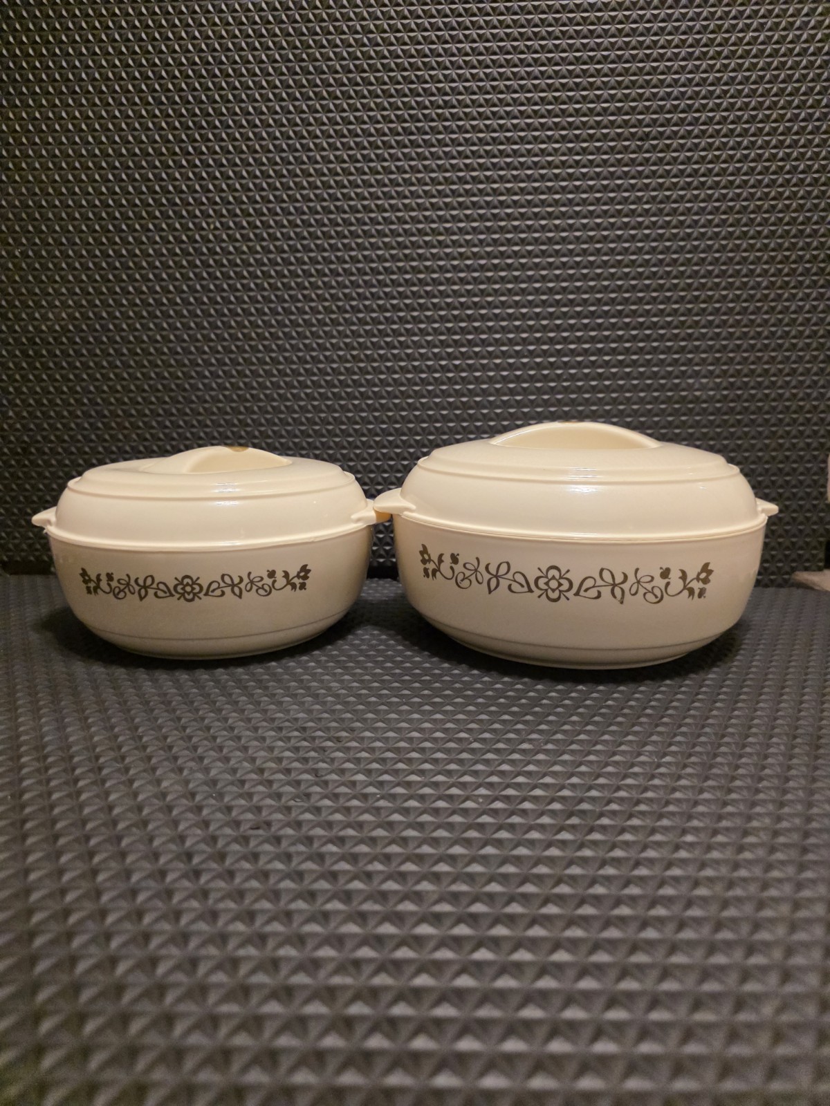 Vintage PELICANO 7″& 8.5 Dia Insulated Food Storage Container Locking Lid EUC