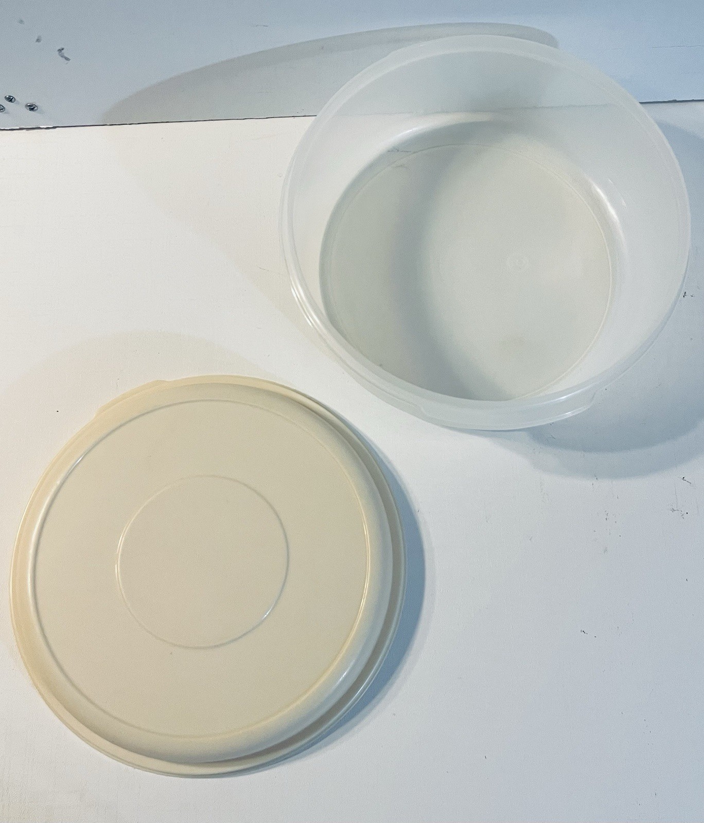 VTG Rubbermaid Servin’ Saver #5 22 Cup Almond Lid Storage Container Round Large.