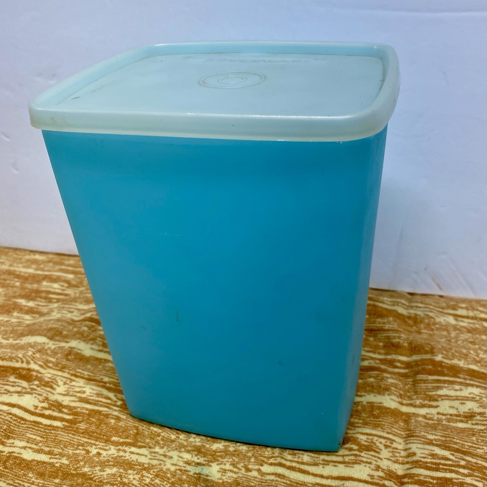 Tupperware 1 Qt Blue/White Rectangular Food Storage Container Snap Lid, 1511-4