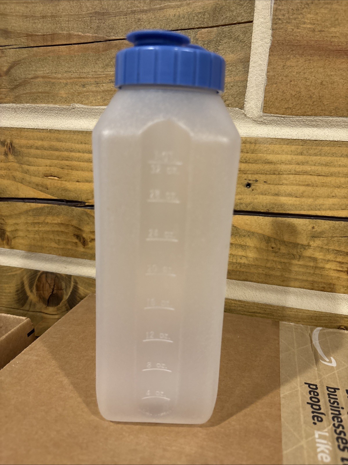 Vintage Rubbermaid Servin’ Saver Drink Bottle 1 quart 940 mL + Flip Top Lid euc!