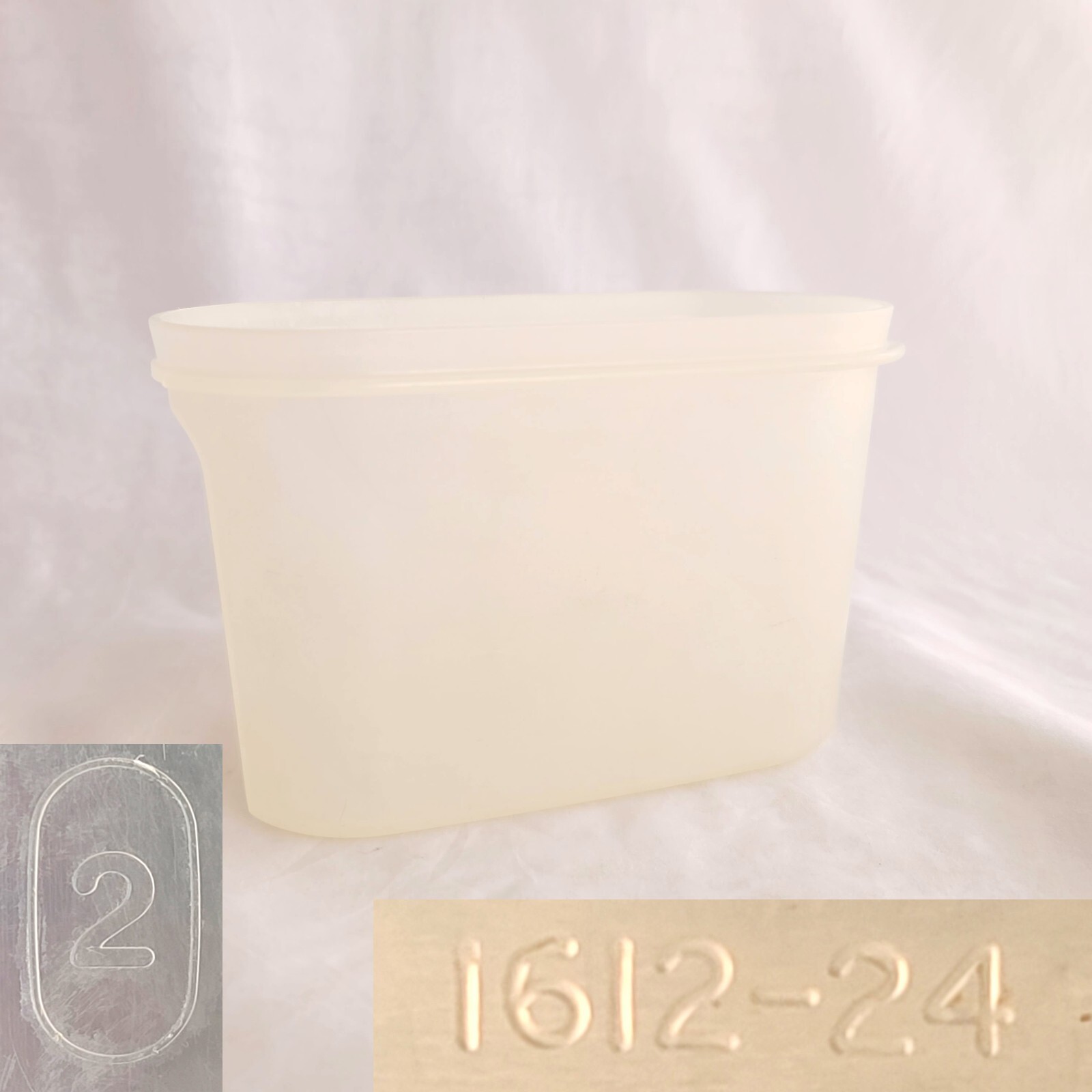 Tupperware Modular Mates Oval 2 #1612 Holds 4 3/4 cups 1.1 L Container Only