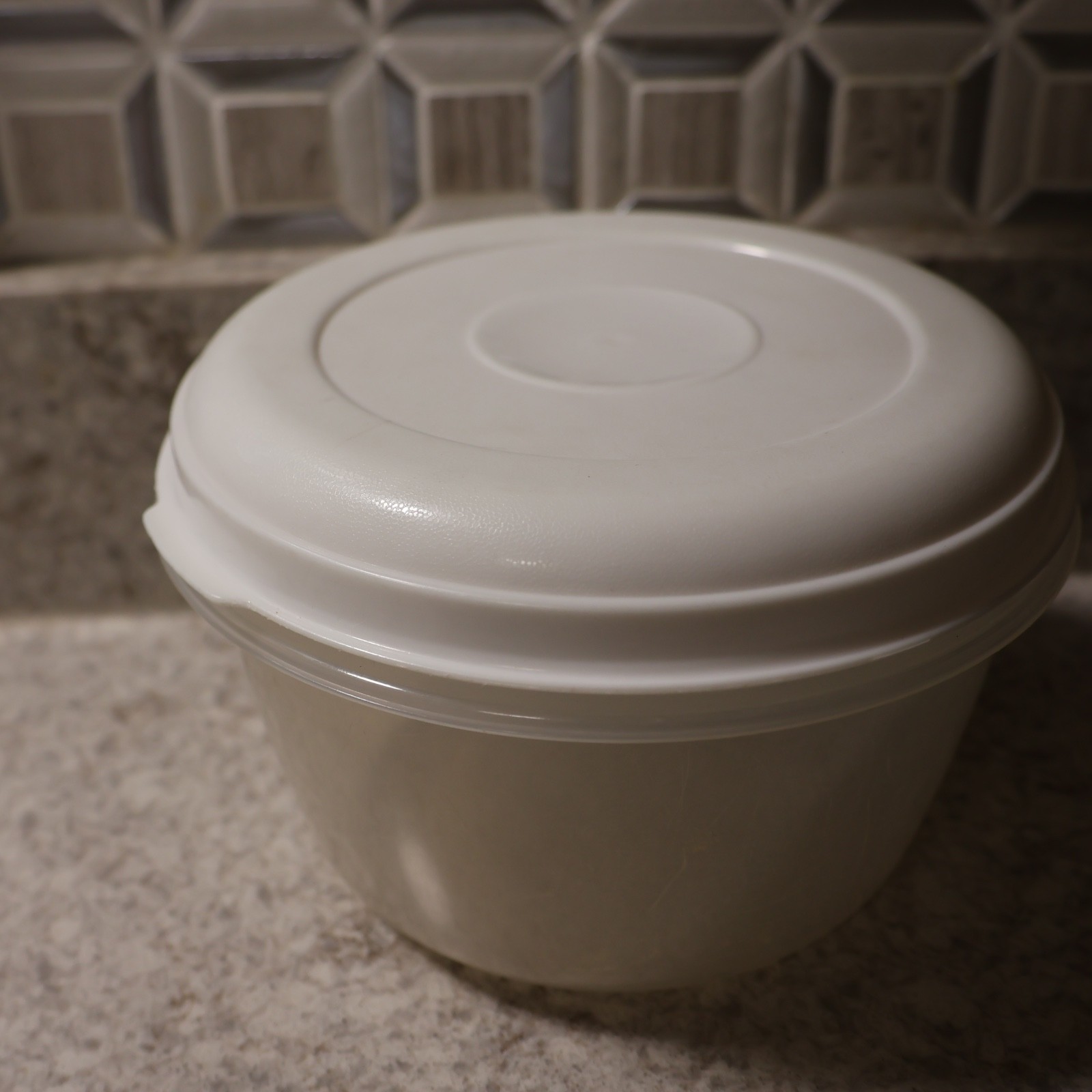 VTG Rubbermaid Servin Saver Round #3 Container Sheer w Almond Lid 6cup
