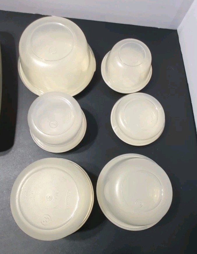 Vintage Rubbermaid Servin’ Saver Containers w/ Almond Lids 16 Pc Set