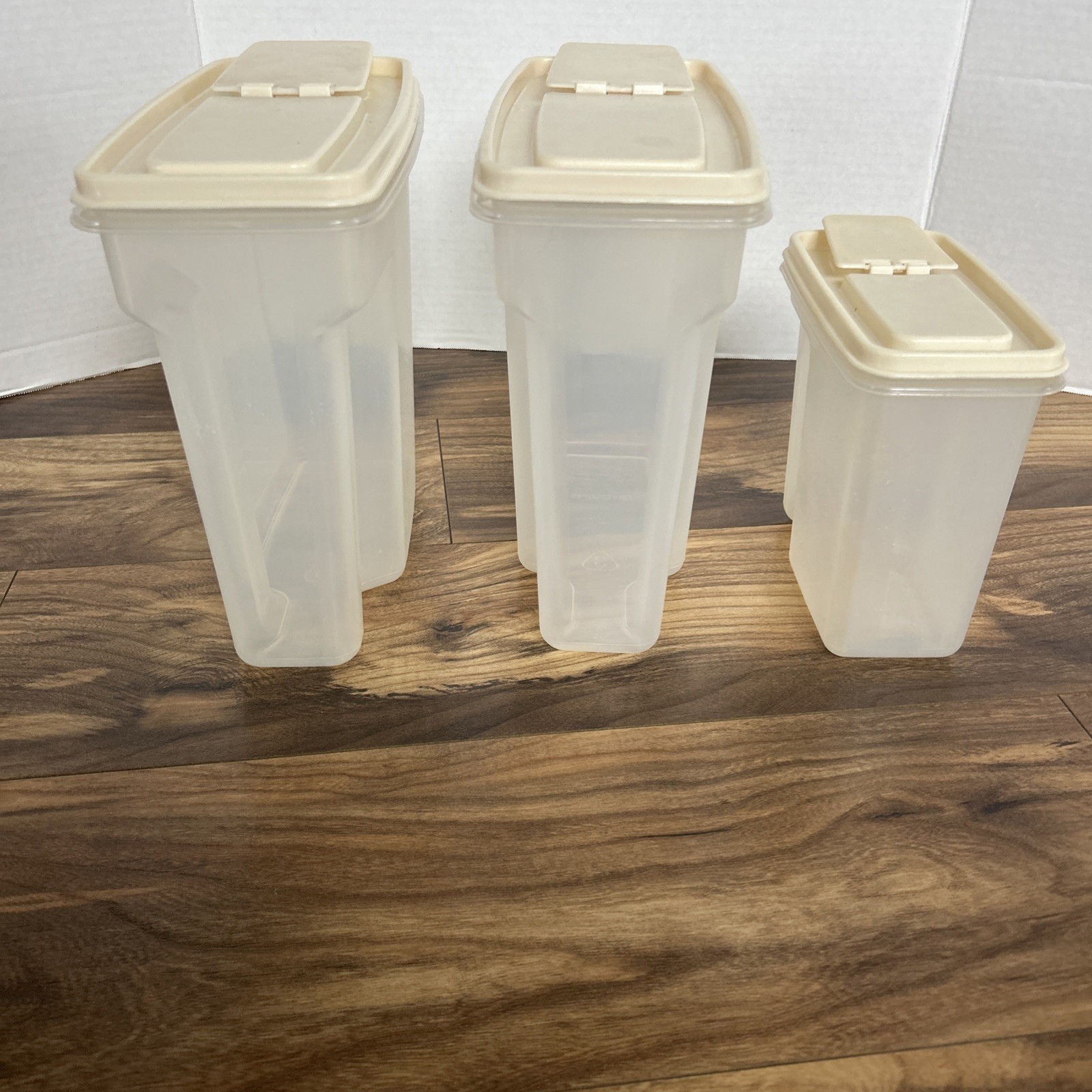 Set of 3 Rubbermaid Servin Saver Cereal Storage Containers w/Almond Lids 3# & 4#