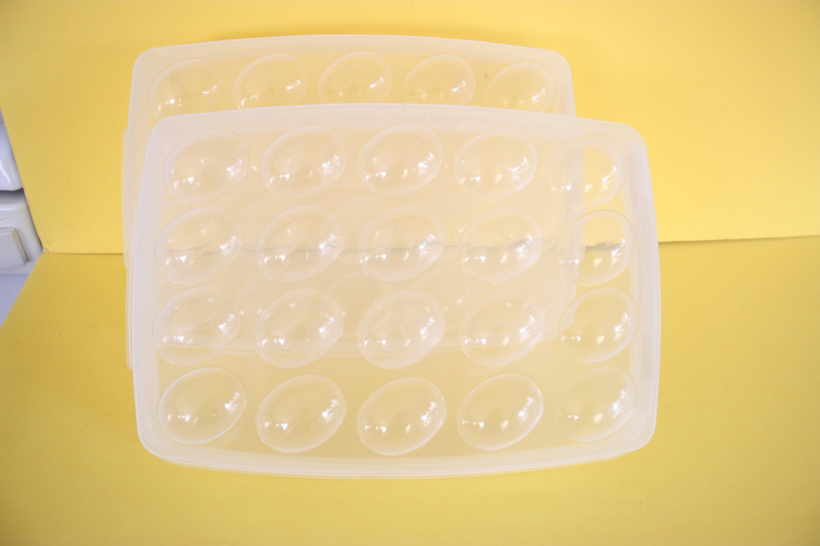 2 Vintage RUBBERMAID EGG KEEPERS Holds 20 Eggs Each SERVIN SAVER