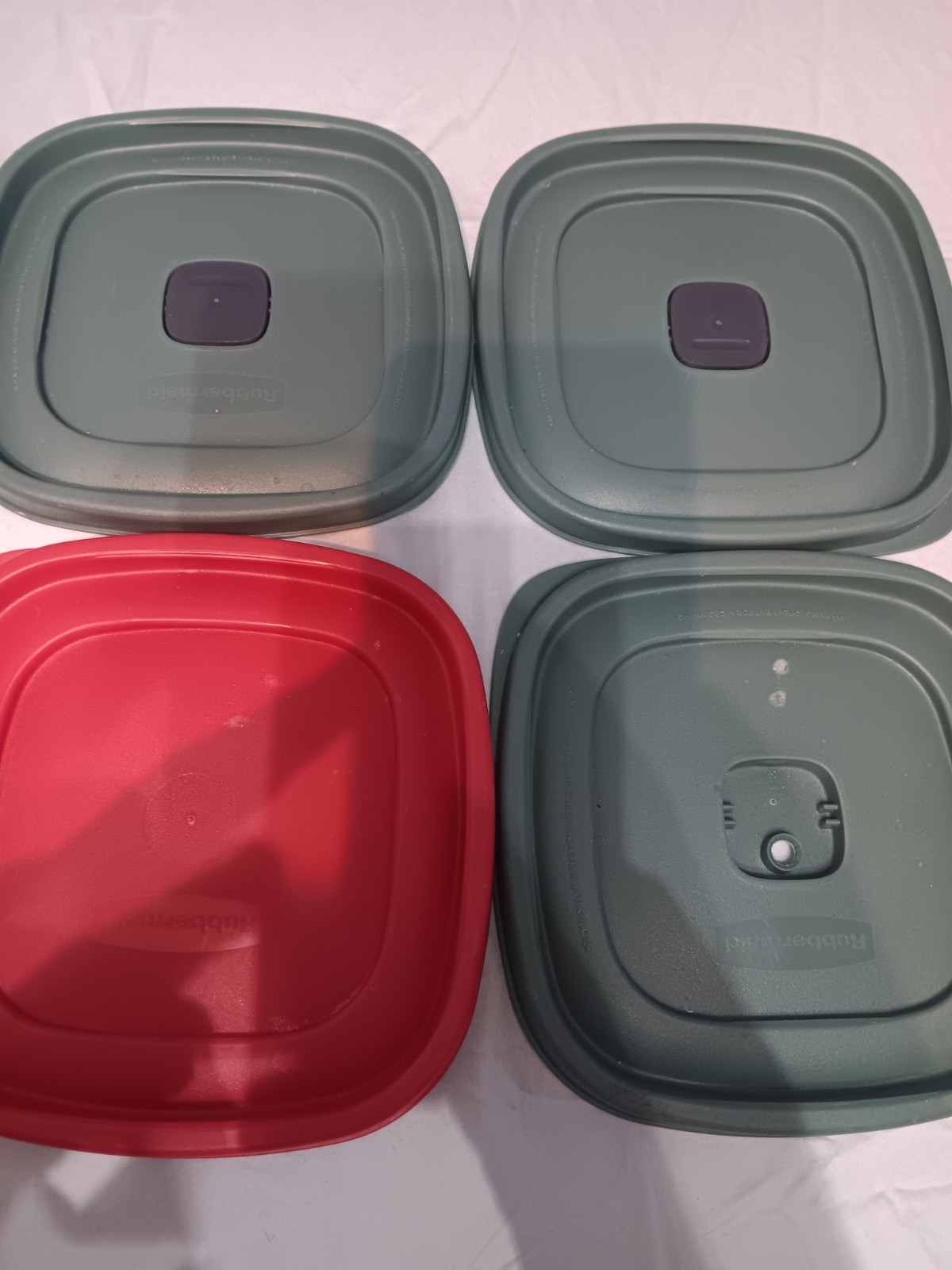 ++4 large Replacement Rubbermaid Food Container Lids 6.5″ wide. 3 vented, used++