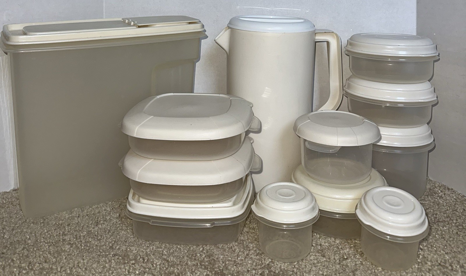 Vtg. Rubbermaid Servin’ Saver Food Storage Containers & Pitcher. 12 Set (24pcs).