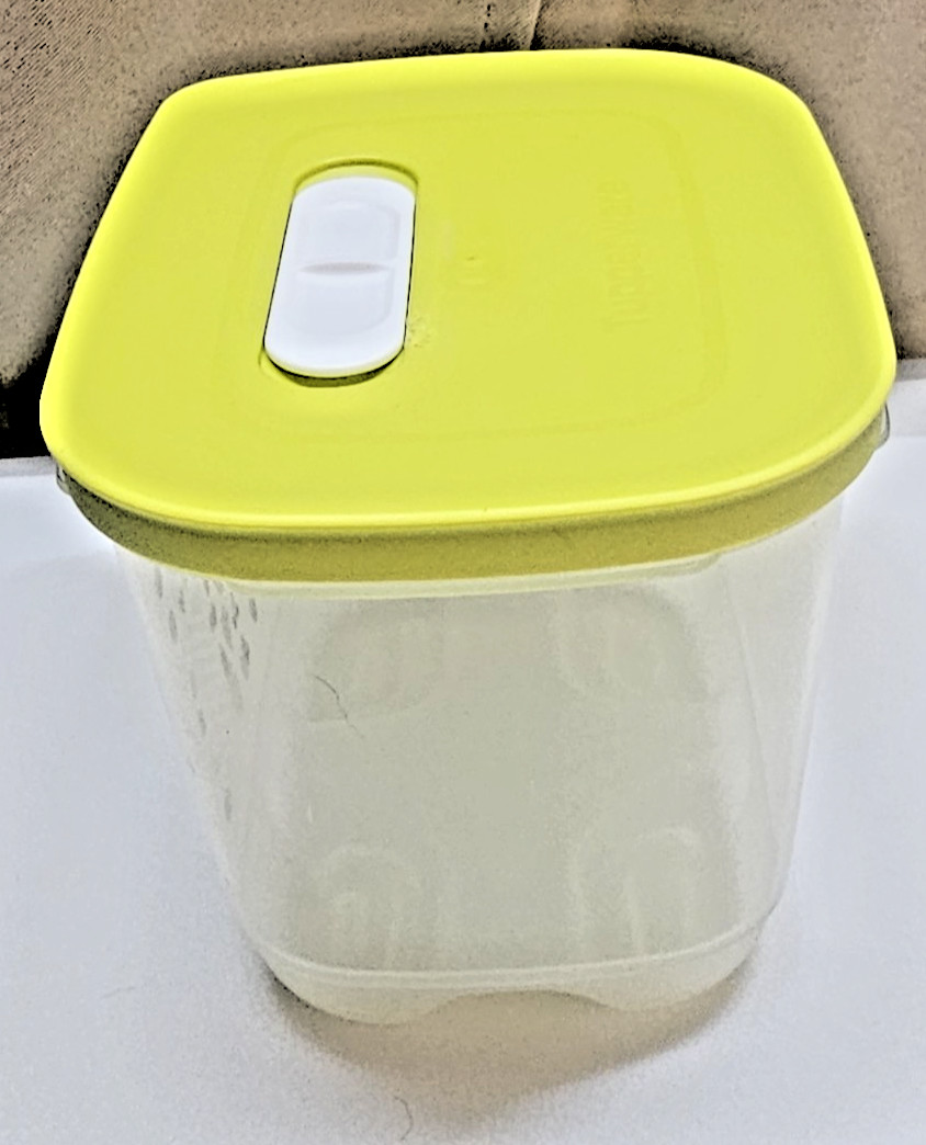 Tupperware 1.8L Rectangle Food Storage Bowl MPN 7286B-2 Air Vent Lid MPN 7287B-2