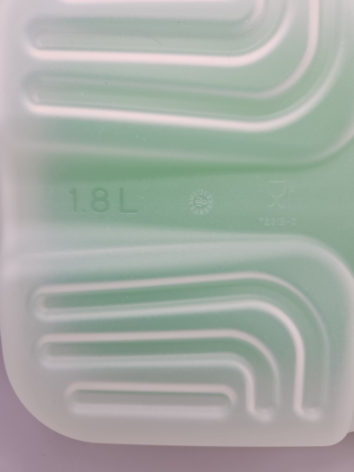 Tupperware 1.8L Fruit Vegetable Storage Container 7291B-3, Clear w/Green Lid