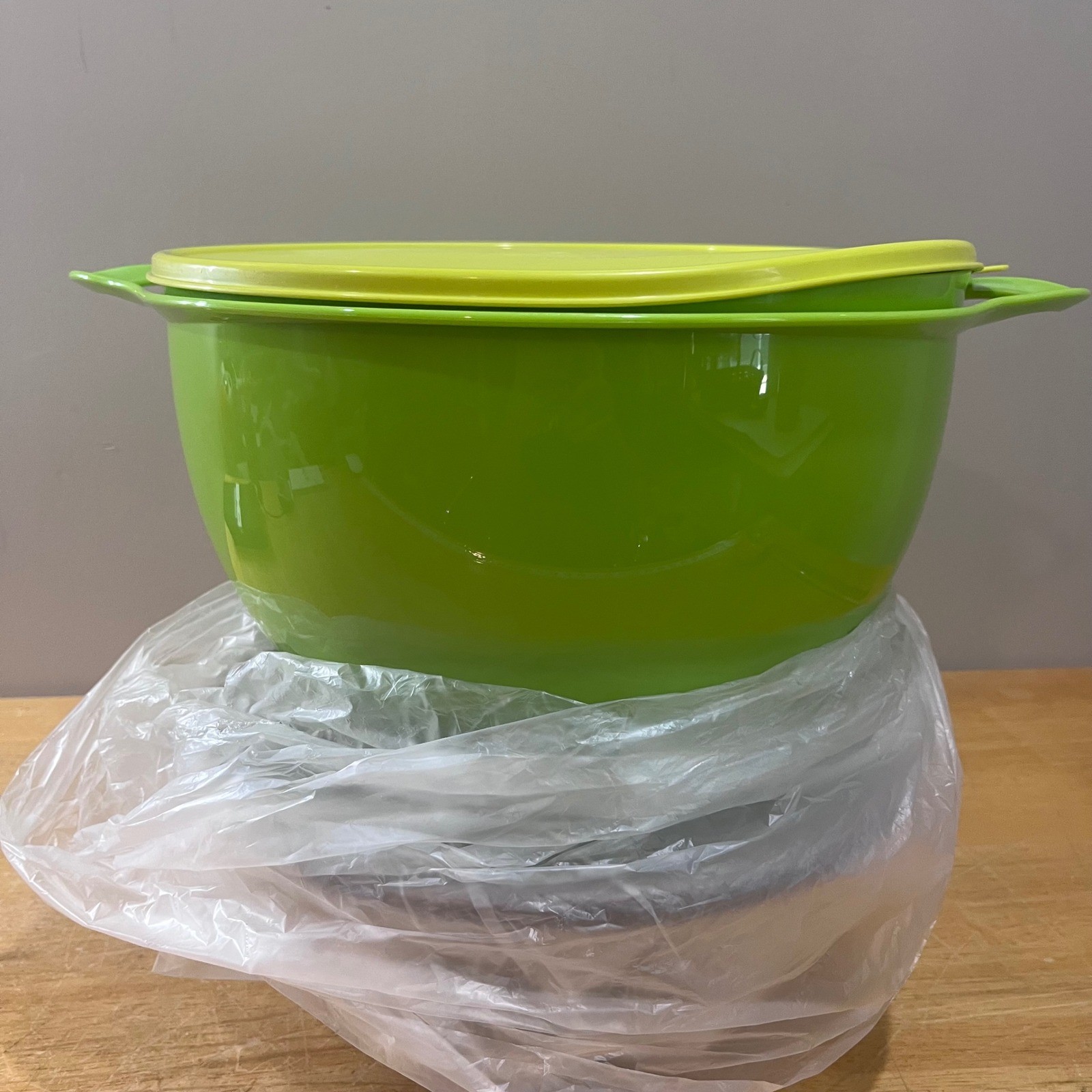 Tupperware Thatsa Mega Bowl 10L 42 Cup Lime Green Yellow Seal New 5377A-1