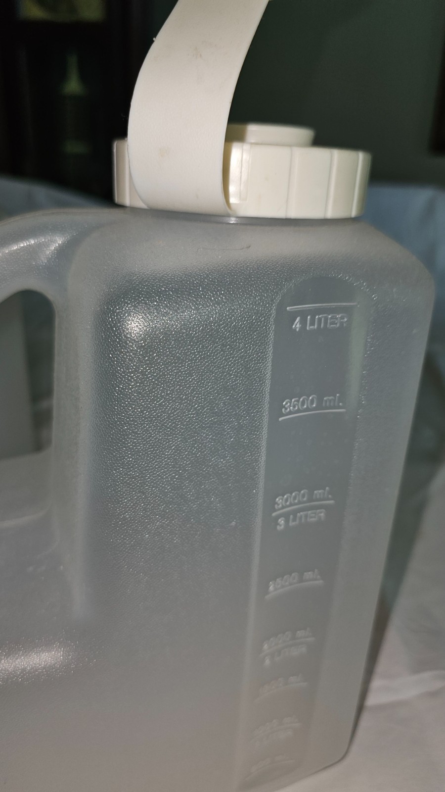 Rubbermaid Servin Saver 1 Gallon #0231 Flip Top Lid Price each 4 available
