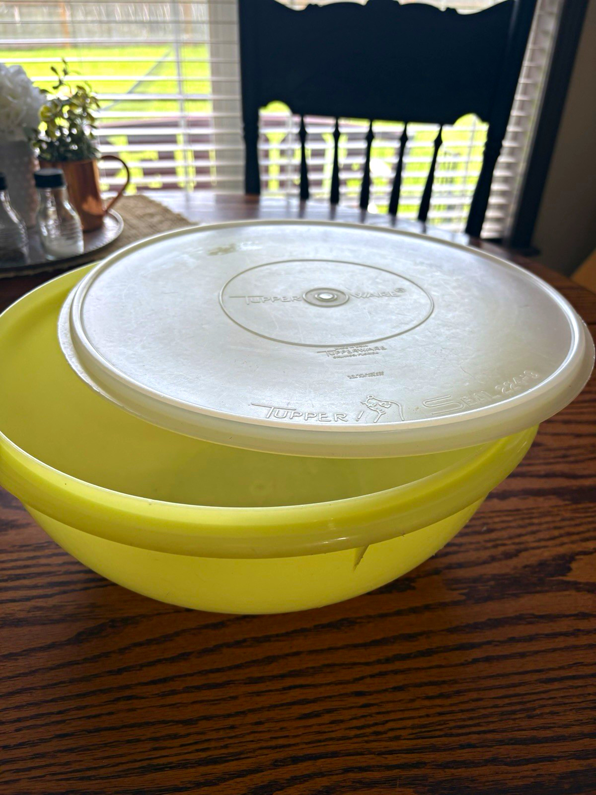 Tupperware Servalier 5.5 Qt Round Yellow Plastic Bowl w/ White Snap Lid 224-9