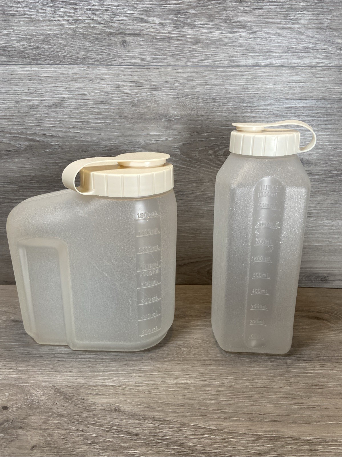 Rubbermaid Servin Saver Bottle Lot Of 4 Pints Quart 1.75 Qt Jug Almond Lids
